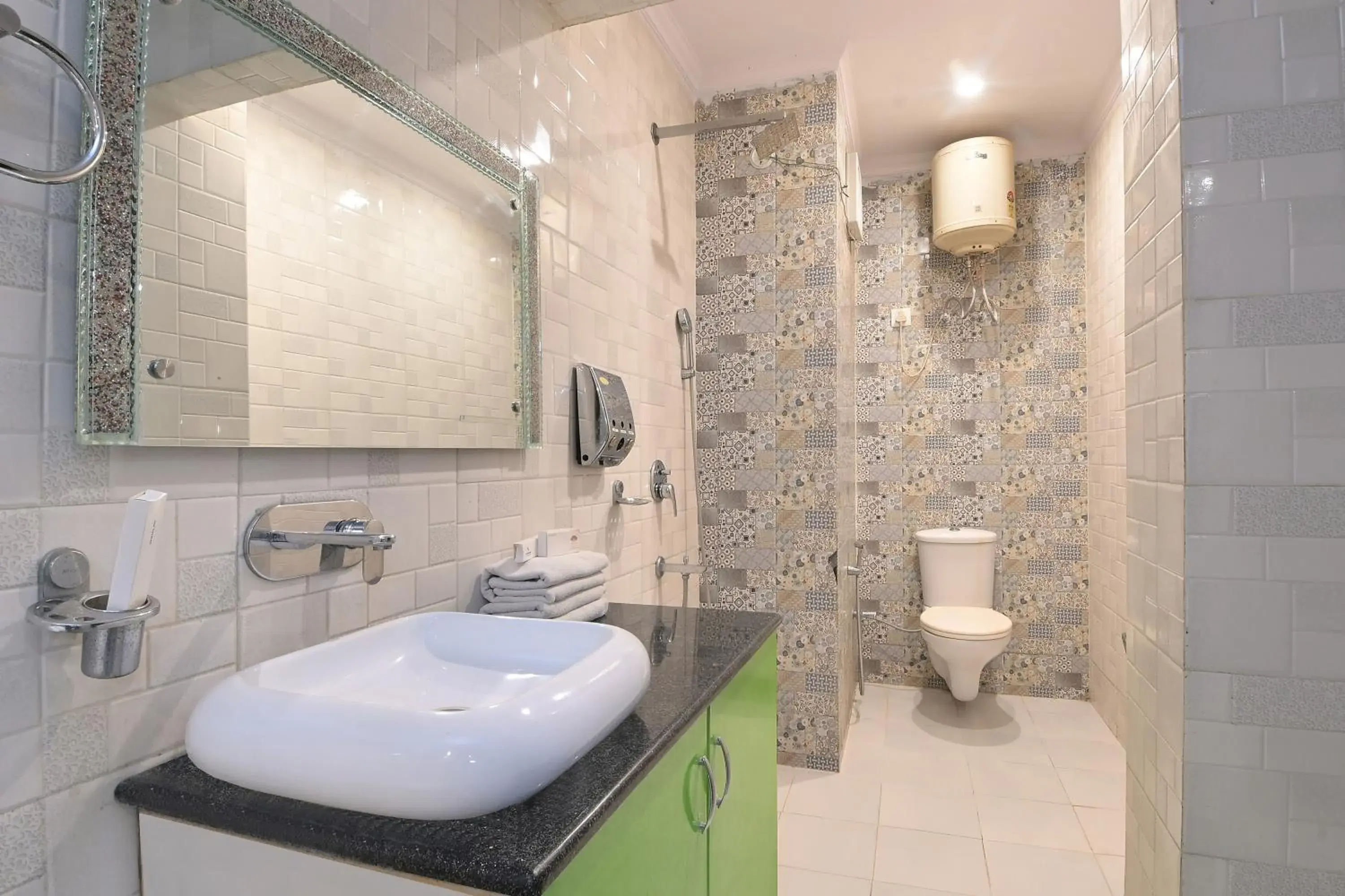 Shower, Bathroom in Hotel Castle Blue