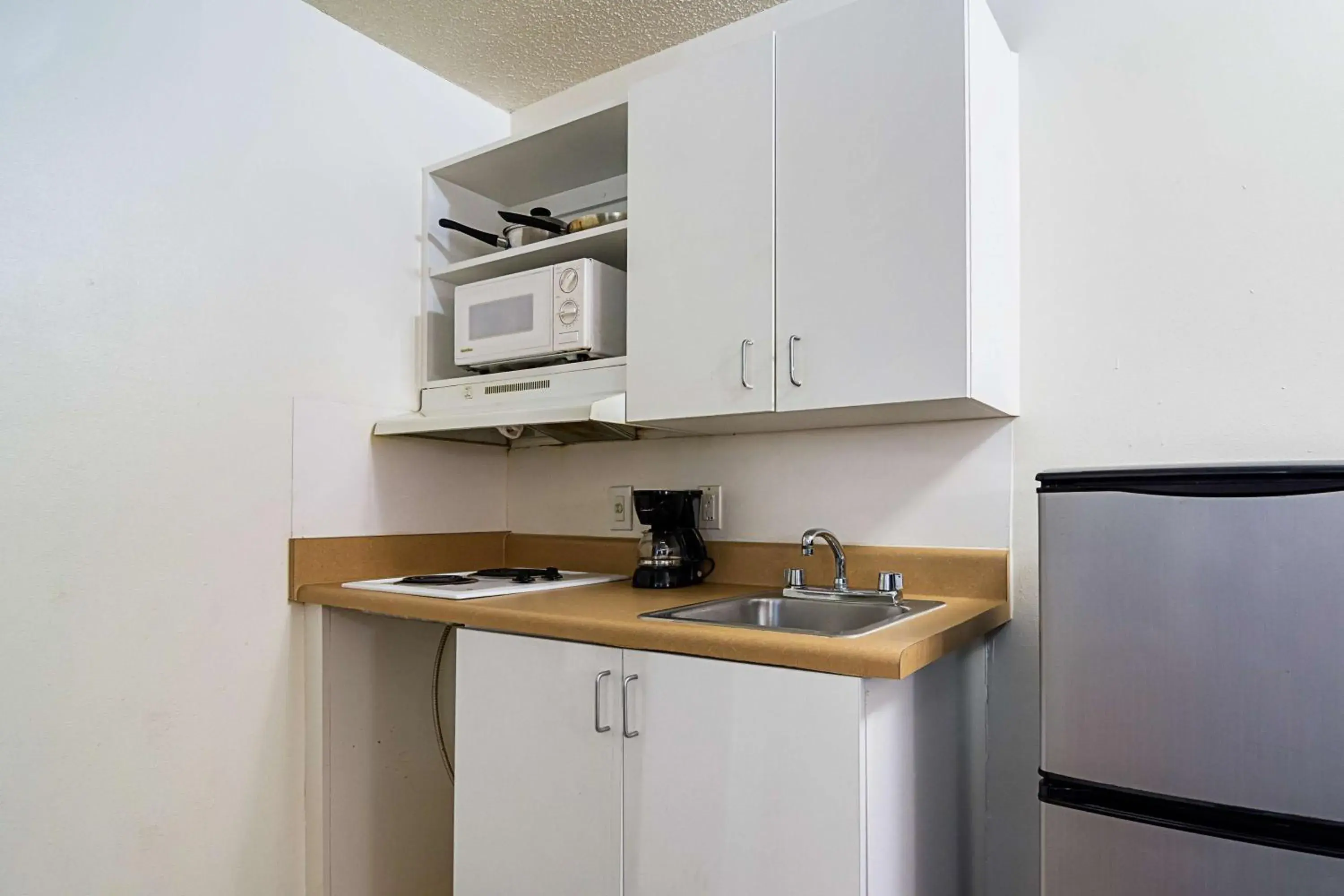 Photo of the whole room, Kitchen/Kitchenette in Motel 6-Fayetteville, NC - Fort Bragg Area