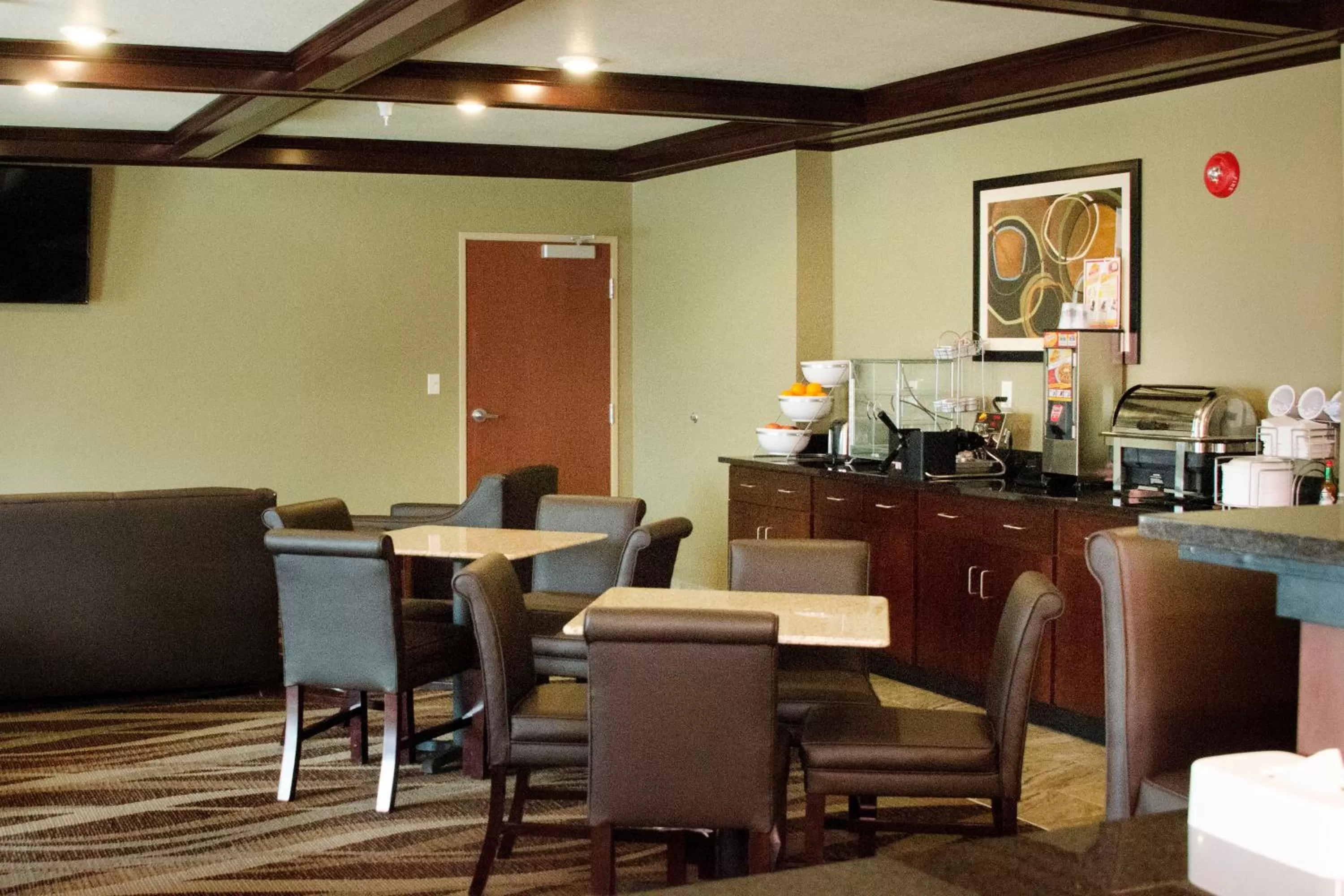 Communal lounge/ TV room in Cobblestone Inn & Suites - Soda Springs
