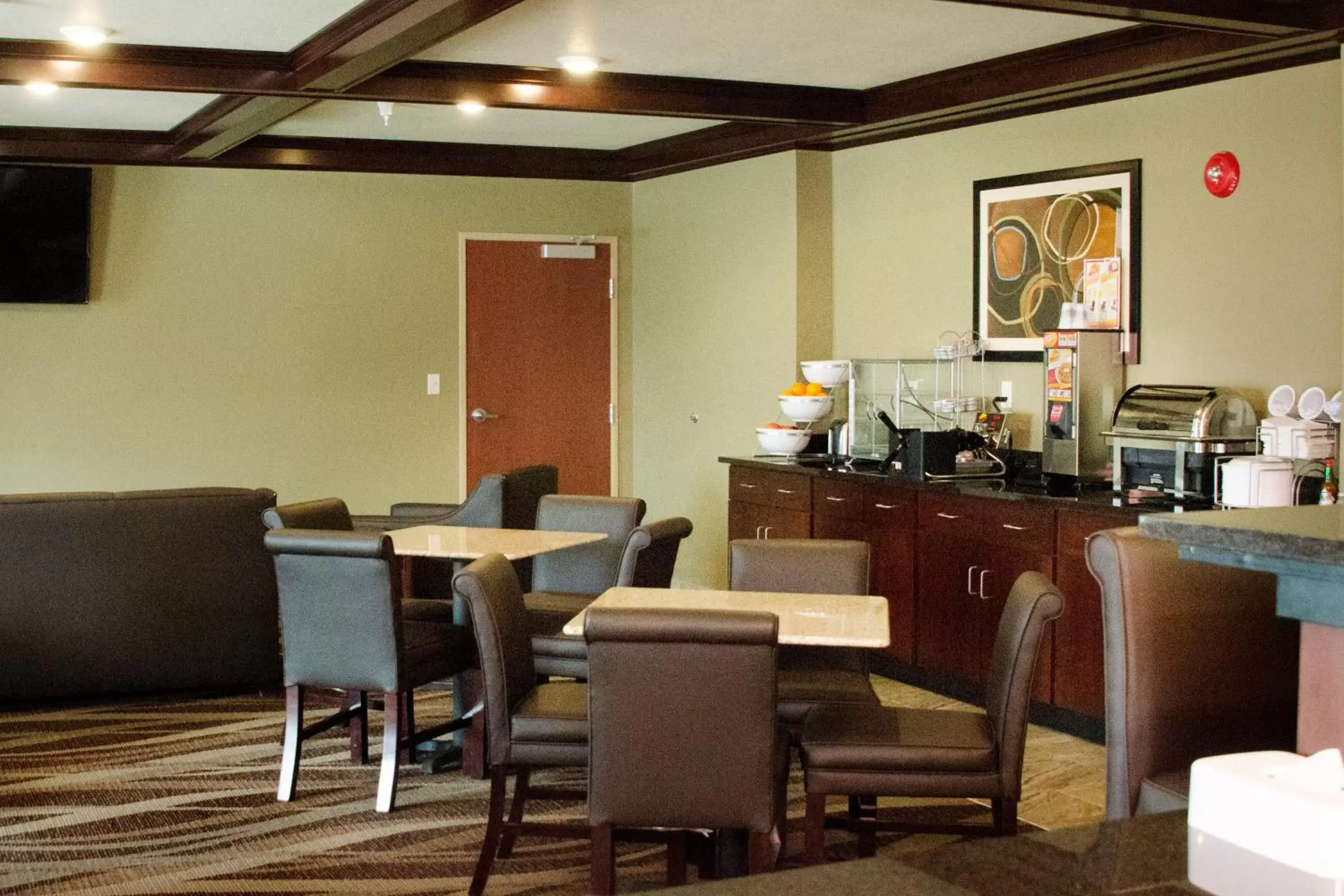 Communal lounge/ TV room, Restaurant/Places to Eat in Cobblestone Inn & Suites - Soda Springs