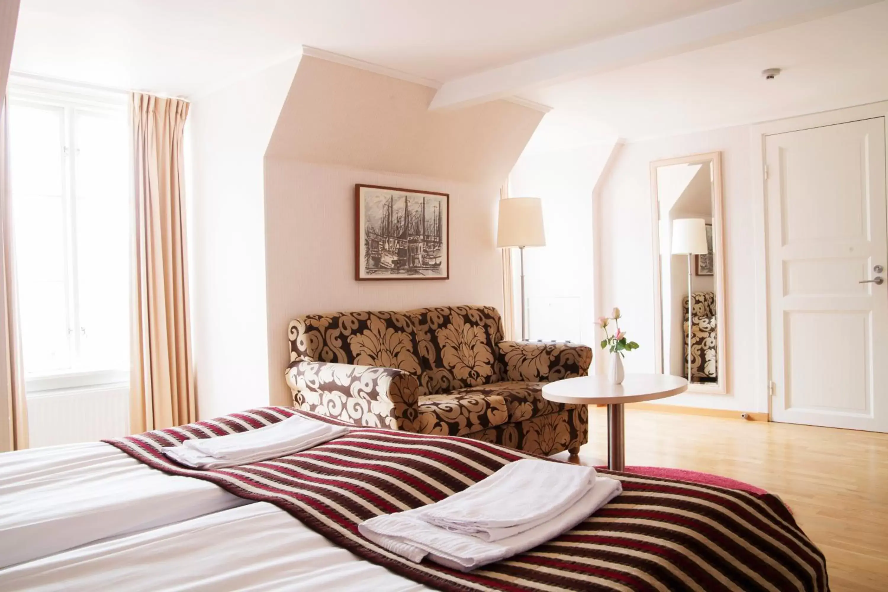 Bedroom, Seating Area in Hotel Skansen