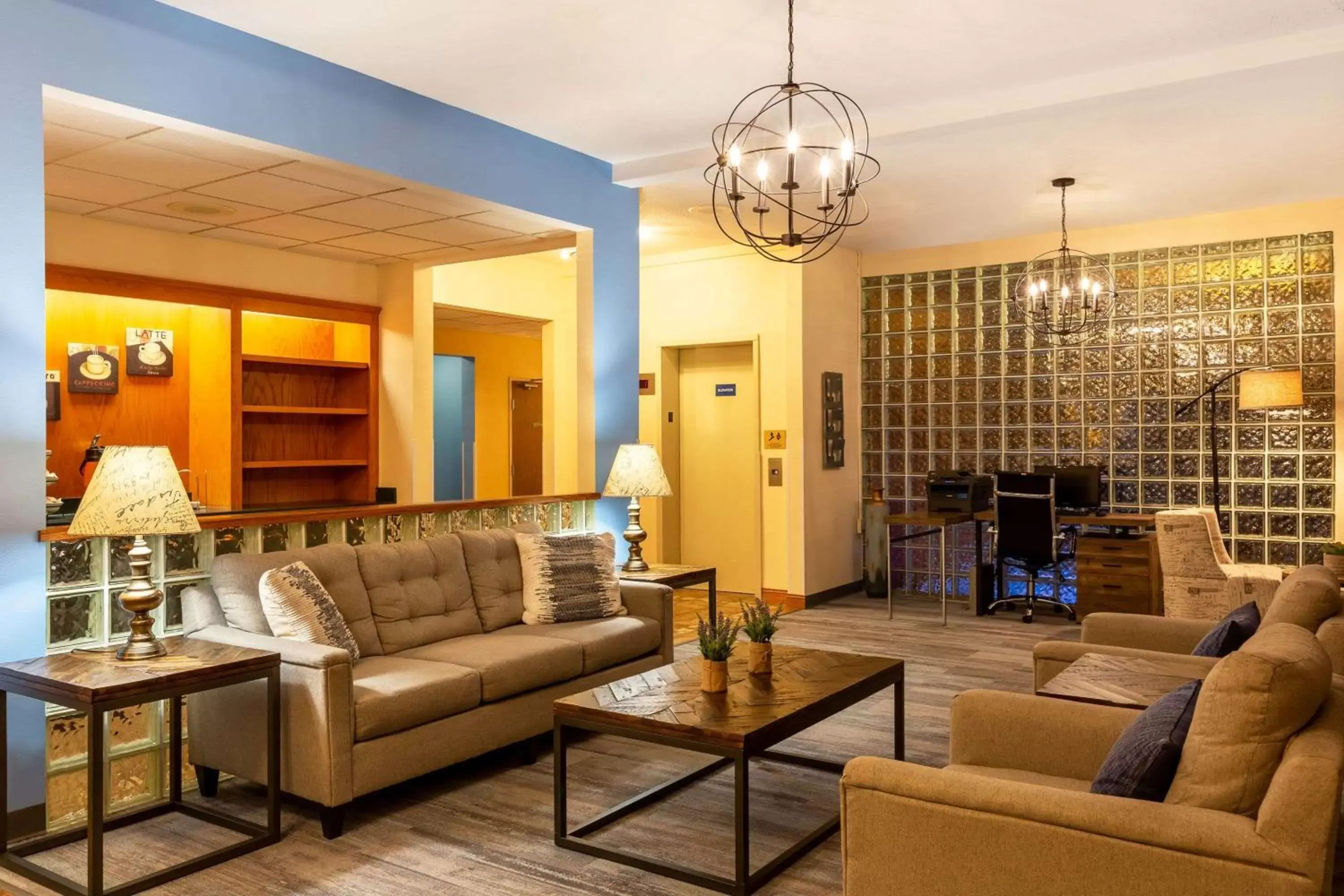 Lobby or reception, Seating Area in Days Inn & Suites by Wyndham Madison