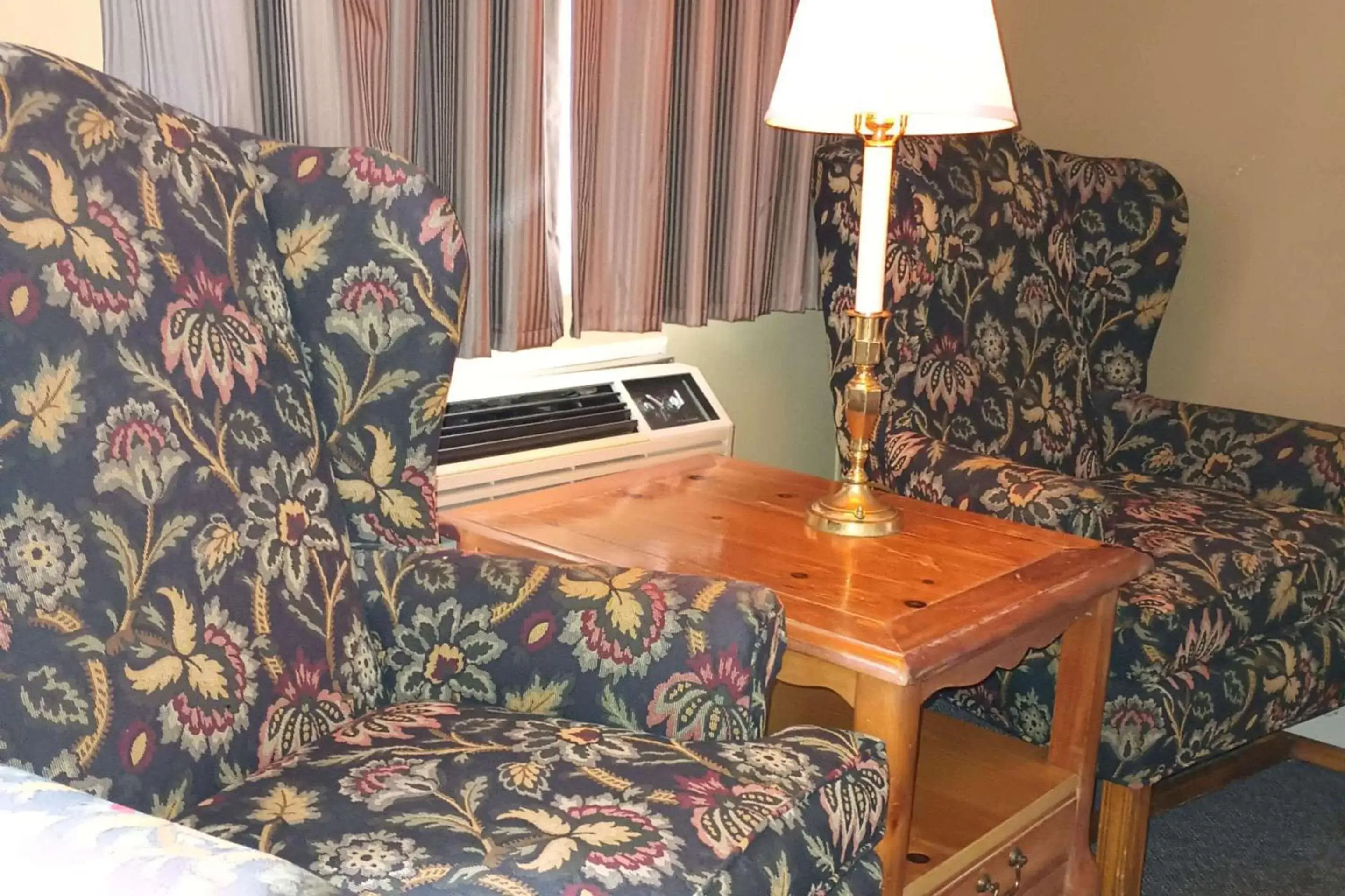 Bedroom, Seating Area in Mill Stream Country Inn