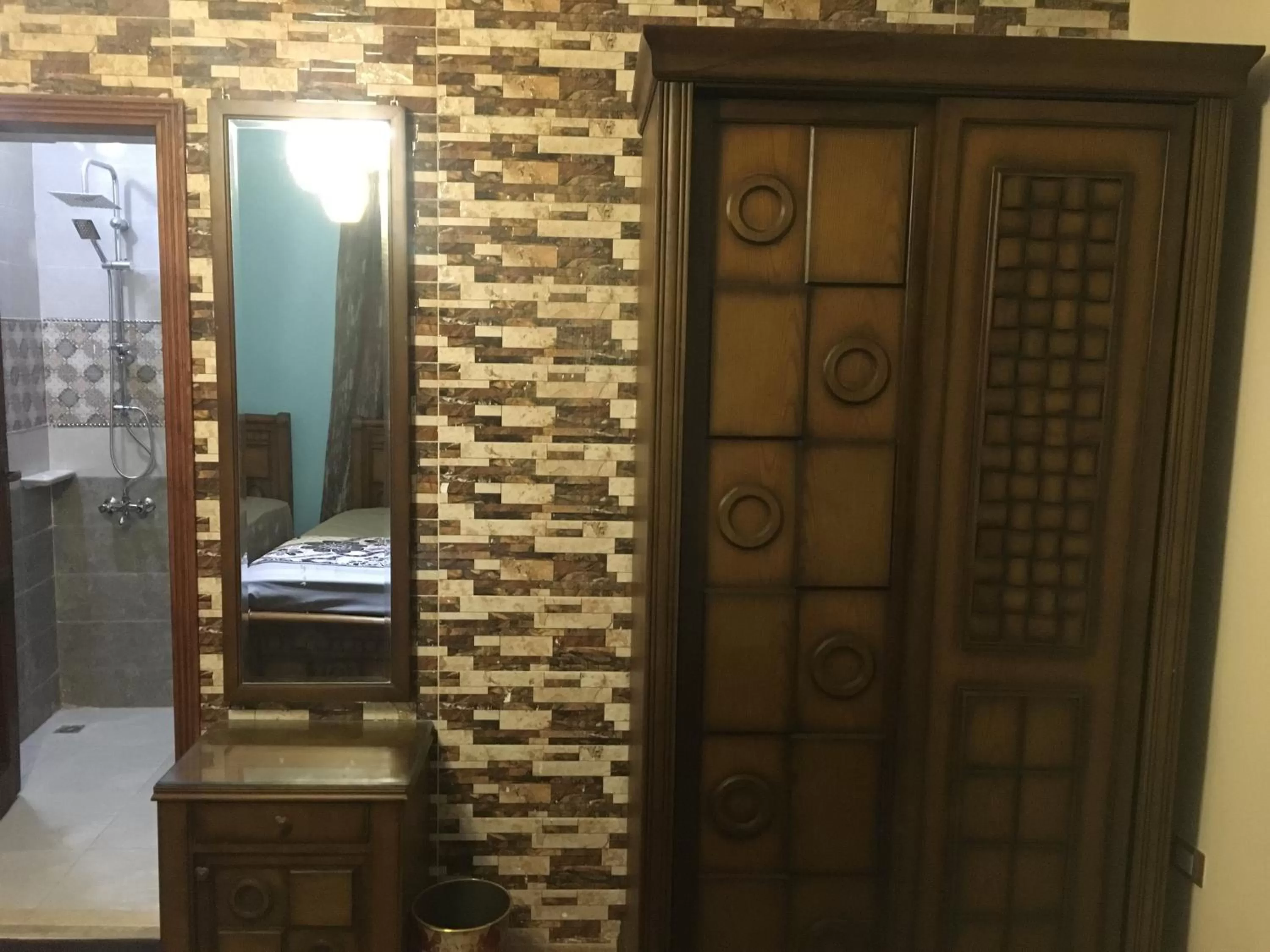 Bathroom in Sphinx palace pyramids view