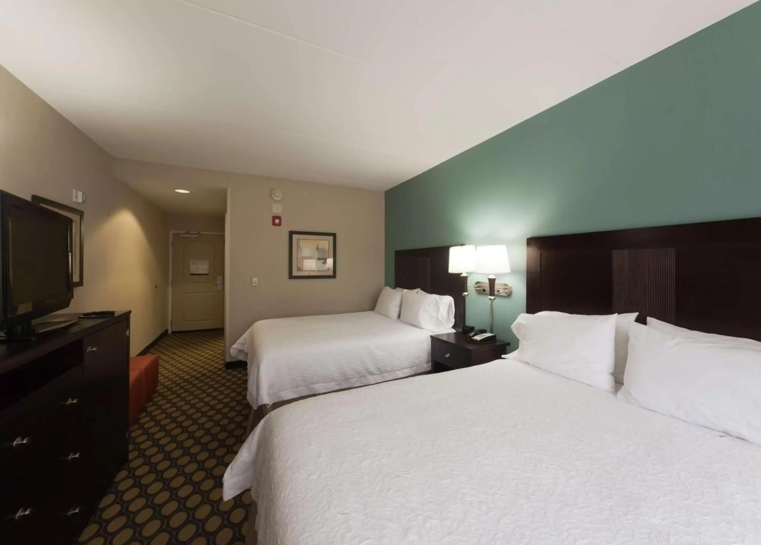 Photo of the whole room, Bed in Hampton Inn North Brunswick