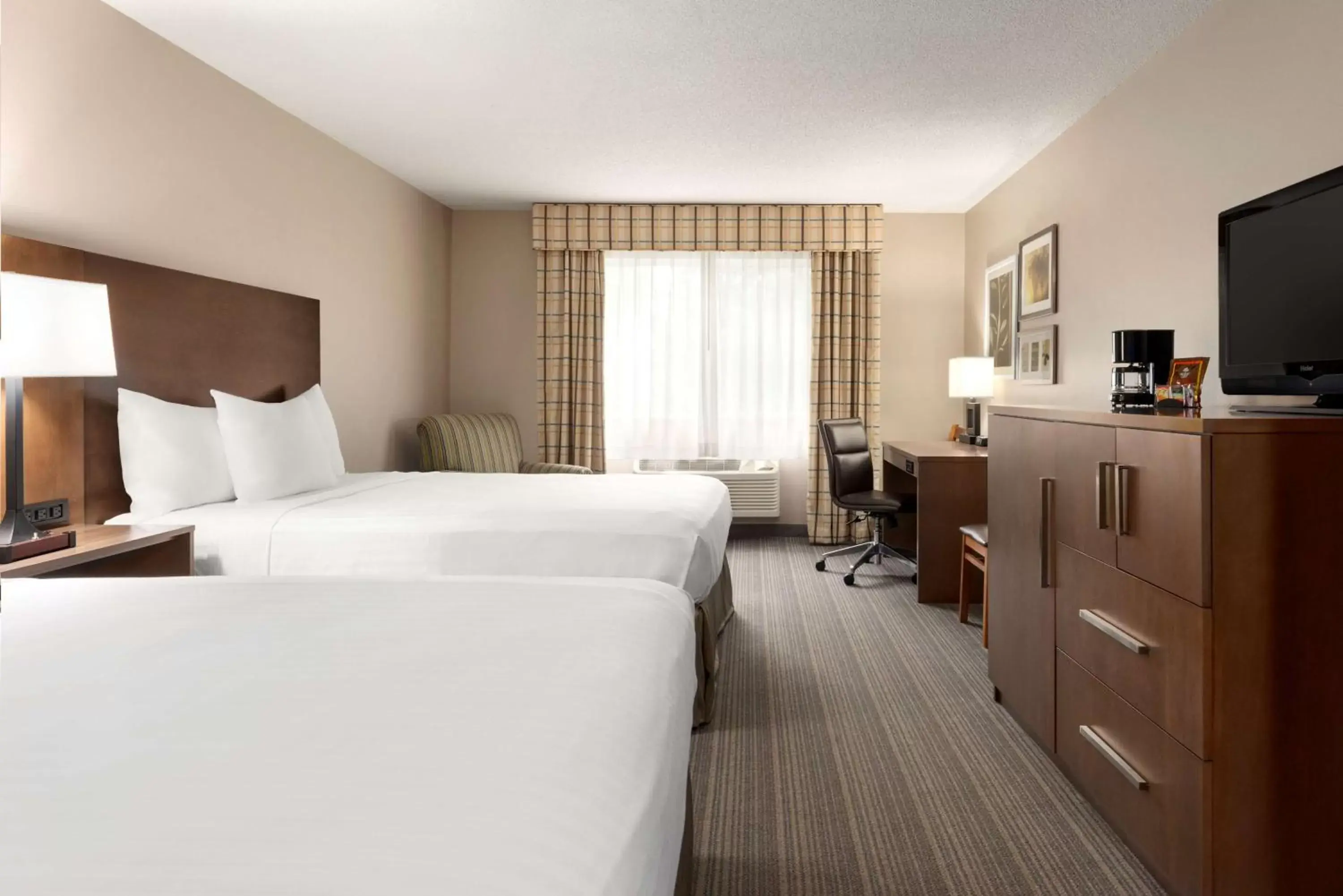 Photo of the whole room, Bed in Country Inn & Suites by Radisson, Baxter, MN