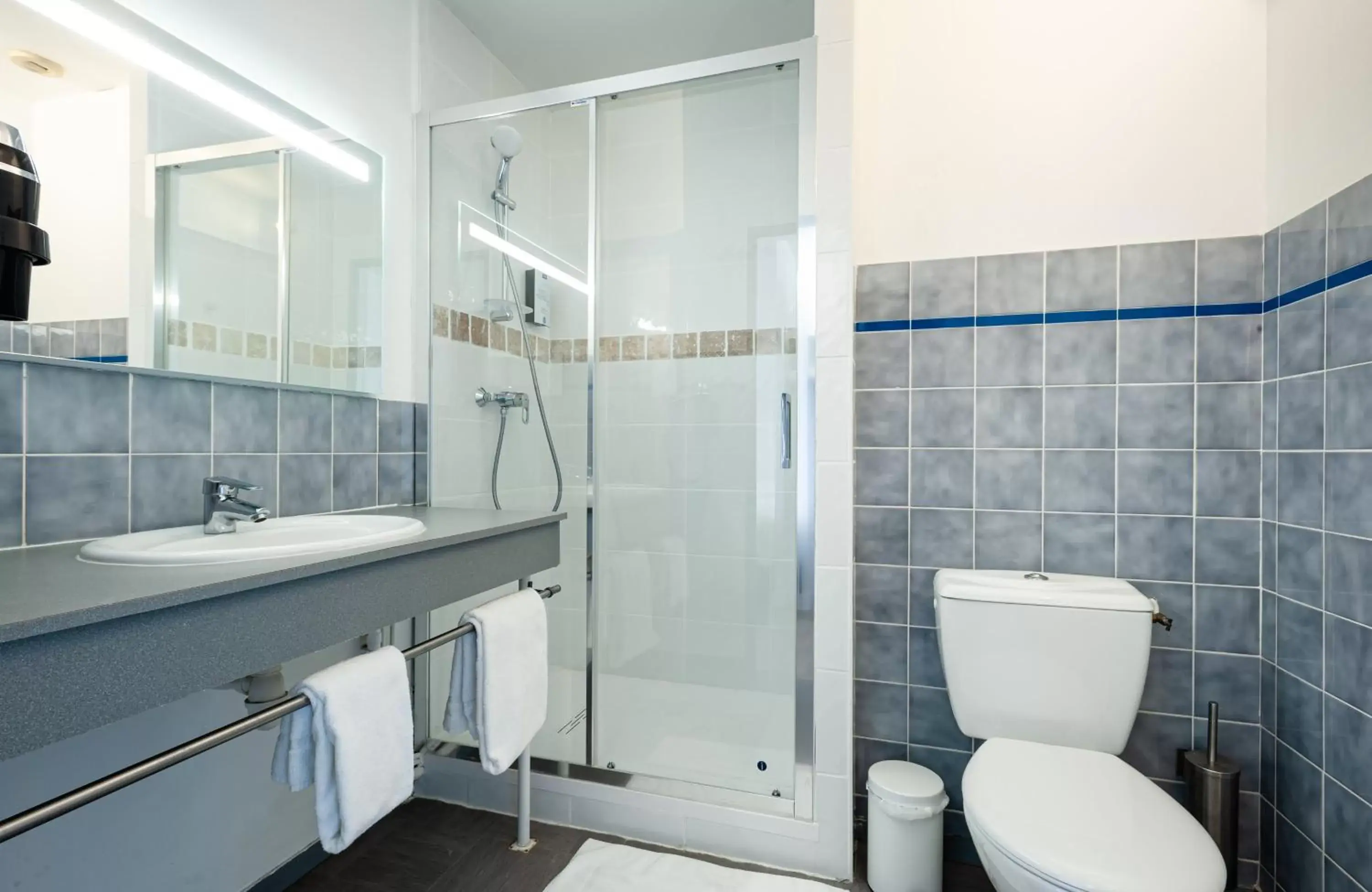 Bathroom in Kyriad Nuits-Saint-Georges