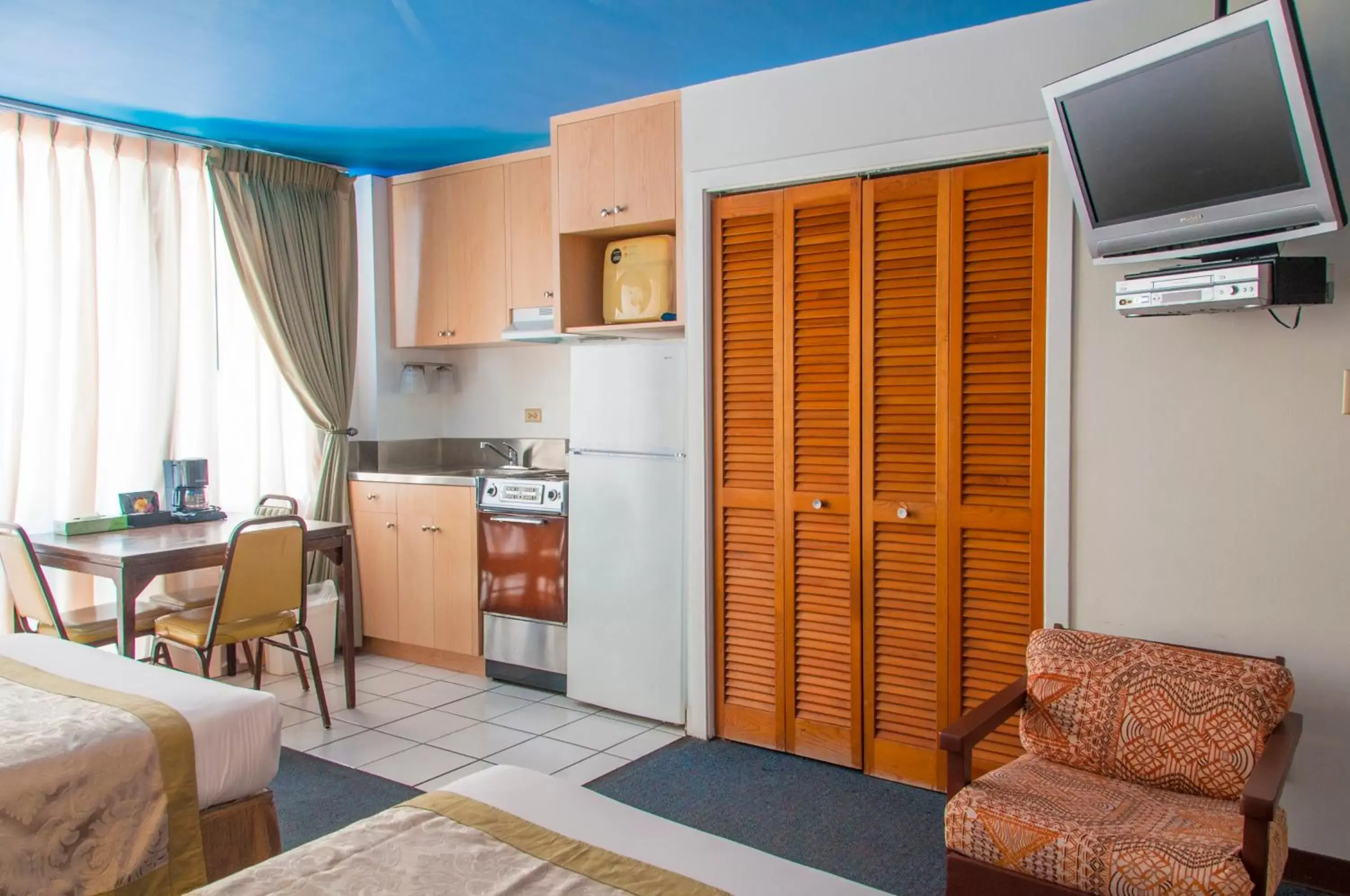 Bed, TV/Entertainment Center in Holiday Surf Hotel (with full kitchen)