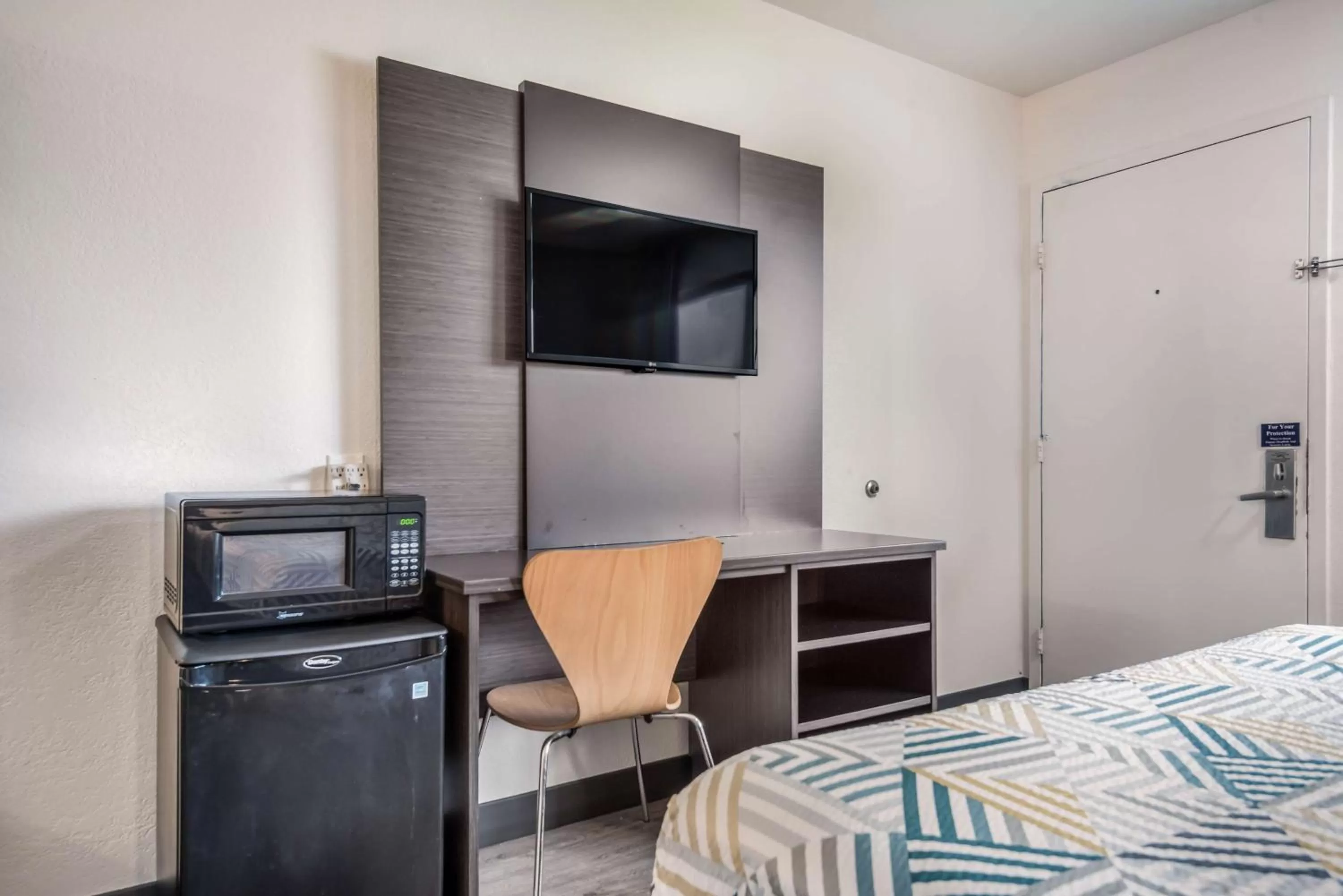 Photo of the whole room, Bed in Motel 6-College Station, TX - Bryan