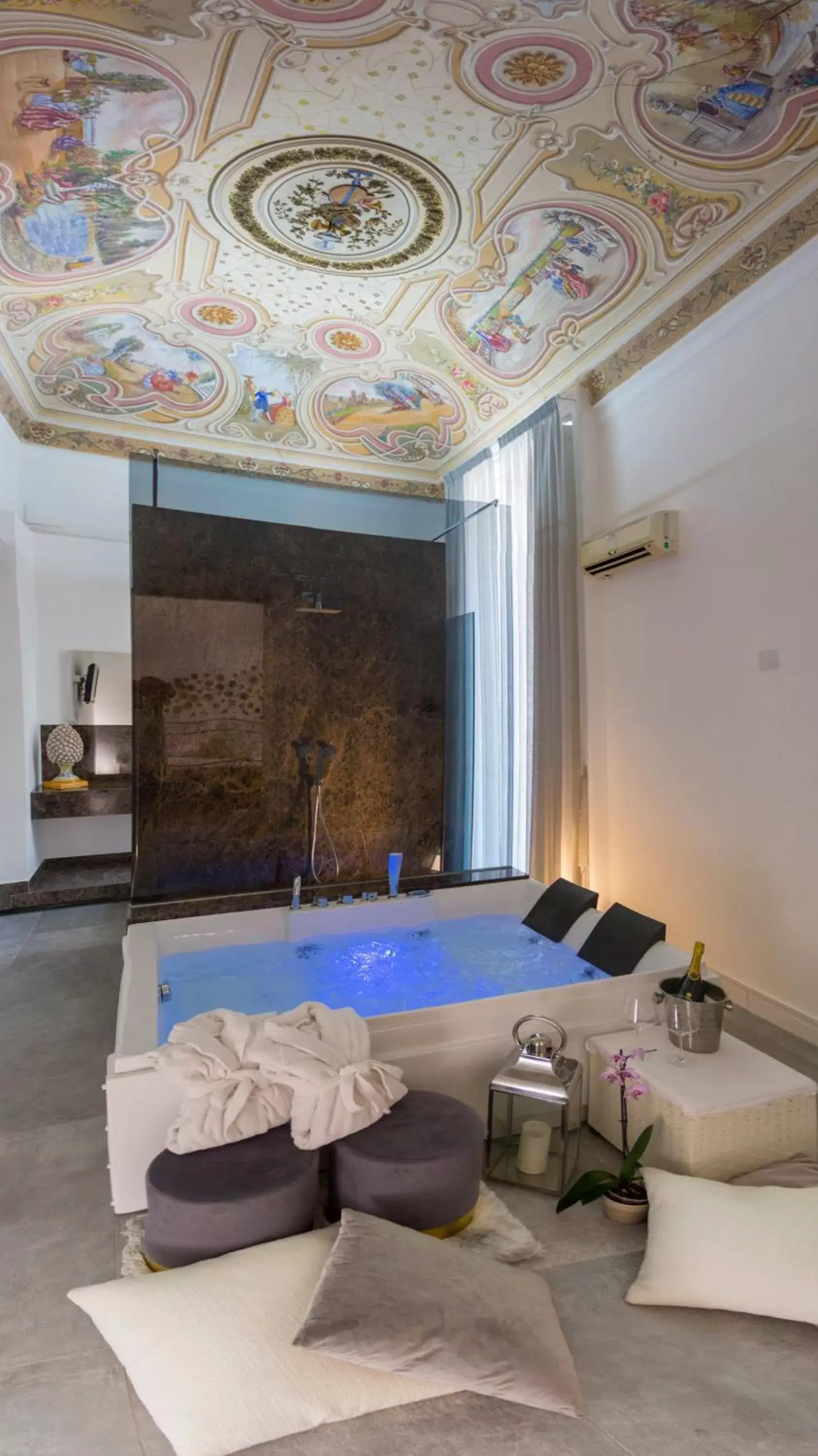 Hot Tub, Swimming Pool in B&B Palazzo Bruca Catania