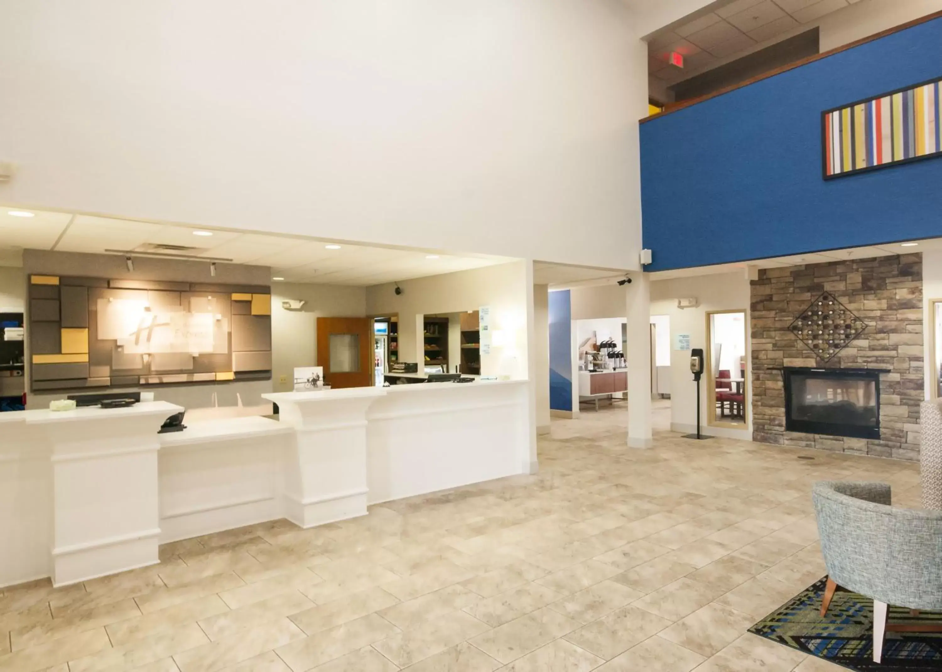 Property building, Lobby/Reception in Holiday Inn Express Hotel & Suites Waukegan/Gurnee, an IHG Hotel