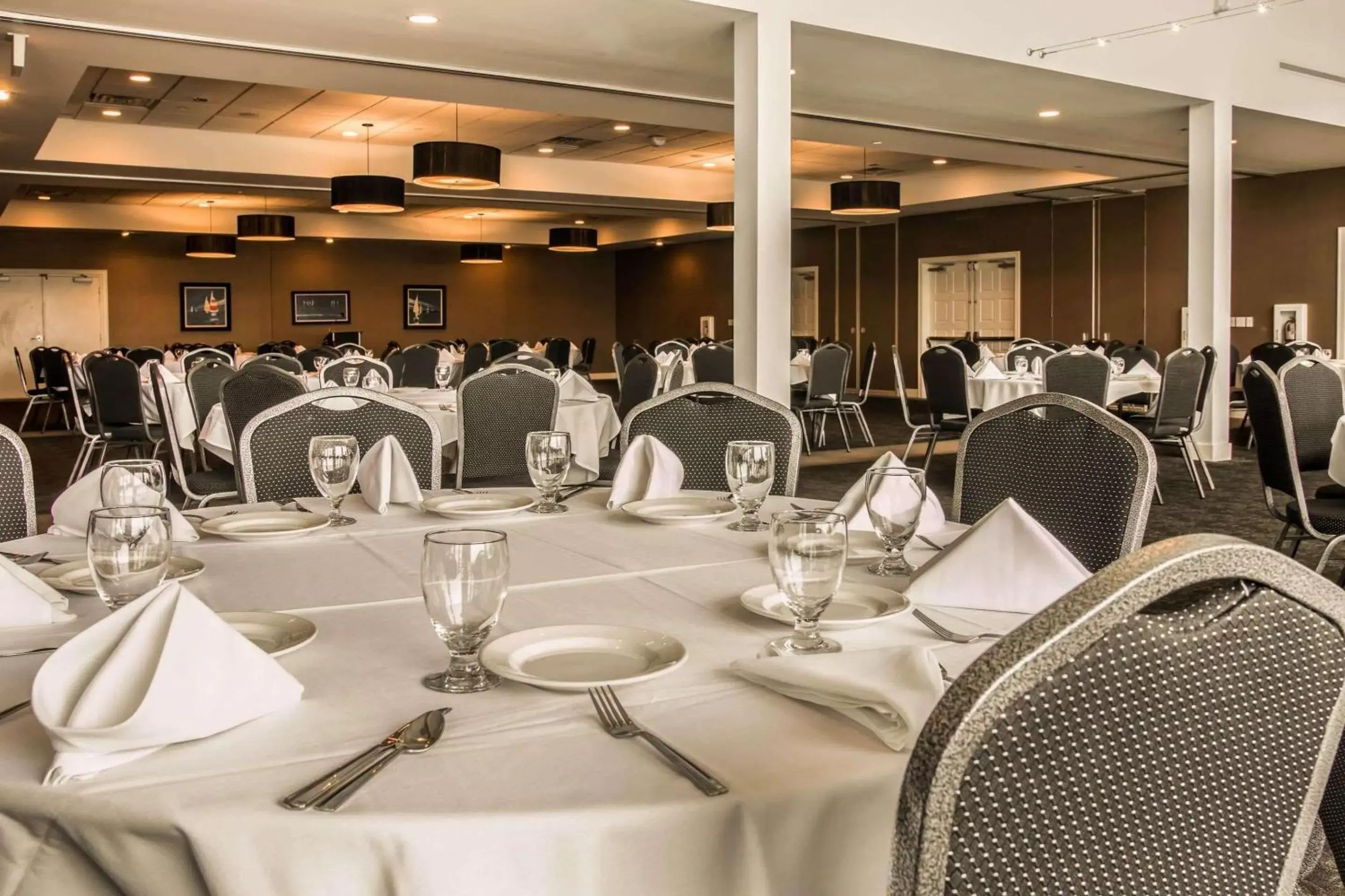 On site, Restaurant/Places to Eat in Shoreline Inn & Conference Center, Ascend Hotel Collection