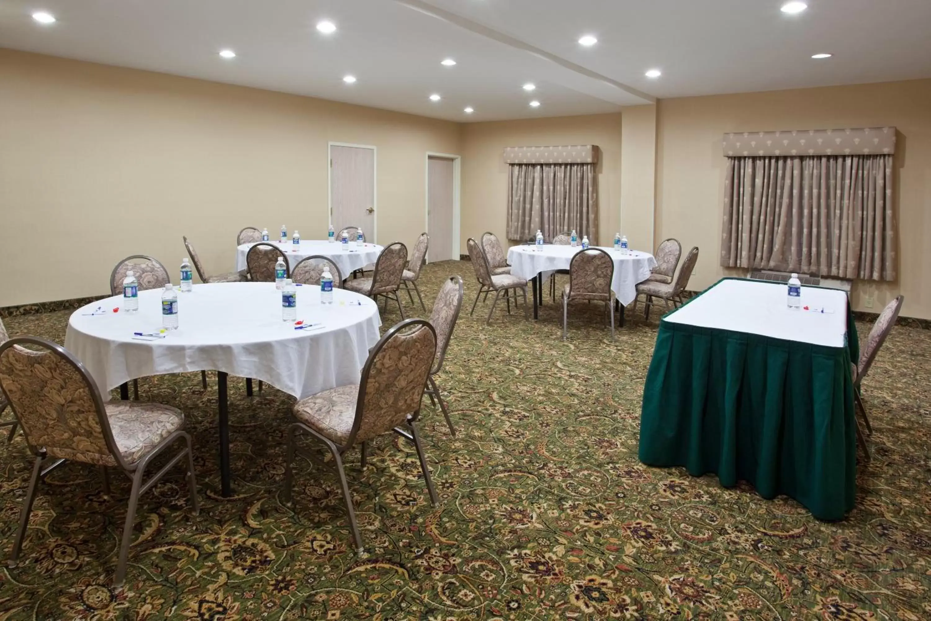 Meeting/conference room in Holiday Inn Express Hotel & Suites Marion, an IHG Hotel