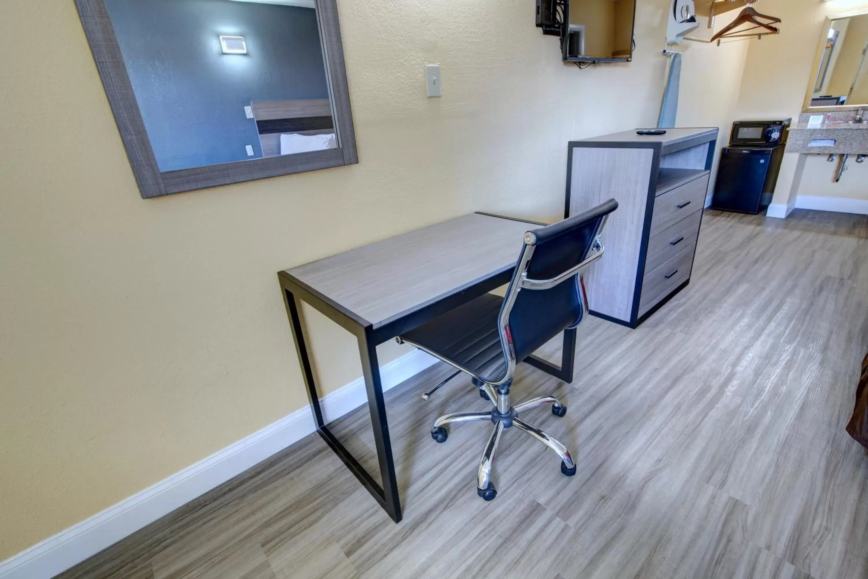 Double Room with Two Double Beds - Non-Smoking in Econo Lodge at Military Circle Double Room with Two Double Beds - Non-Smoking in Econo Lodge at Military Circle