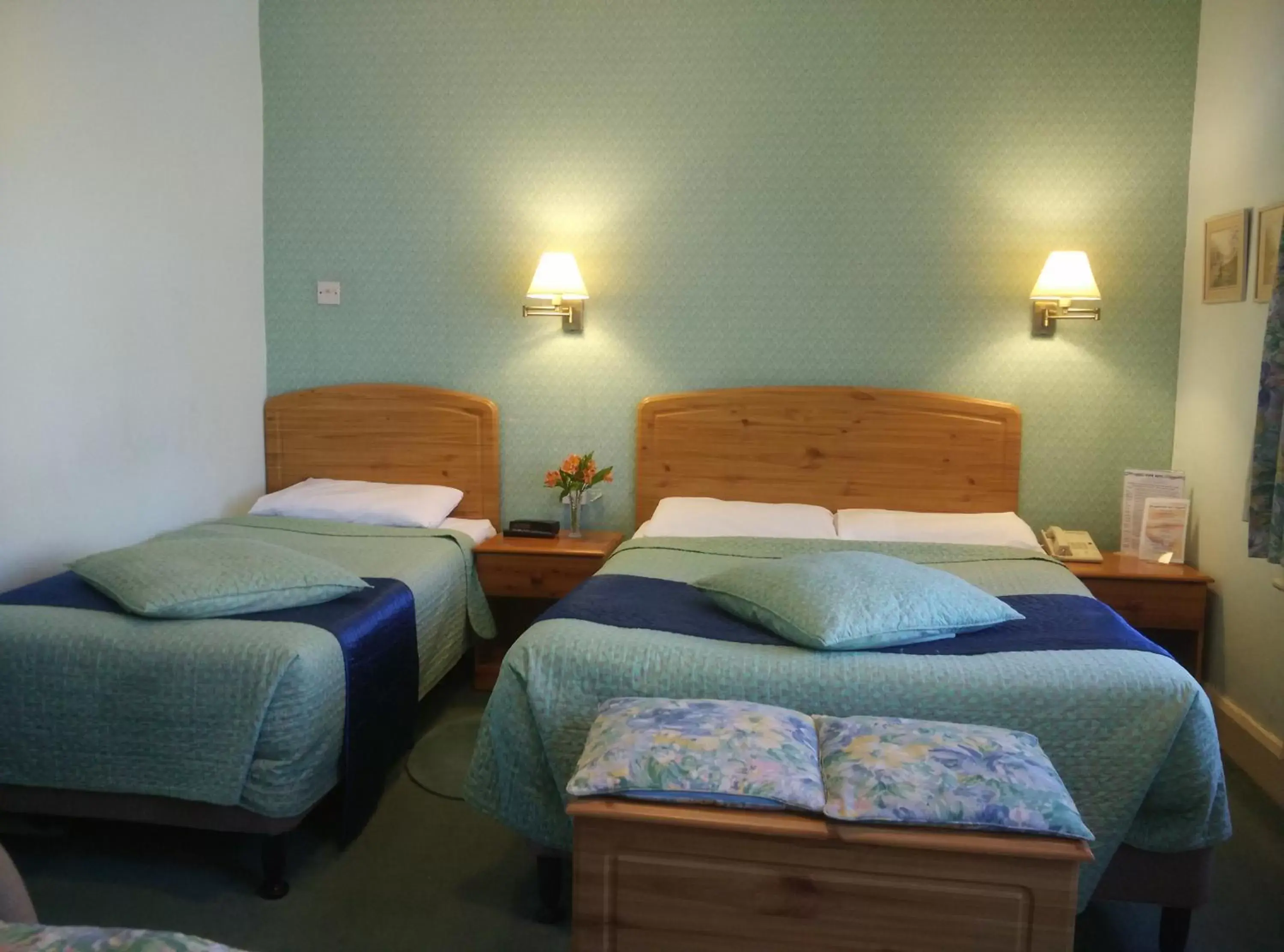 Bedroom, Bed in River Hotel