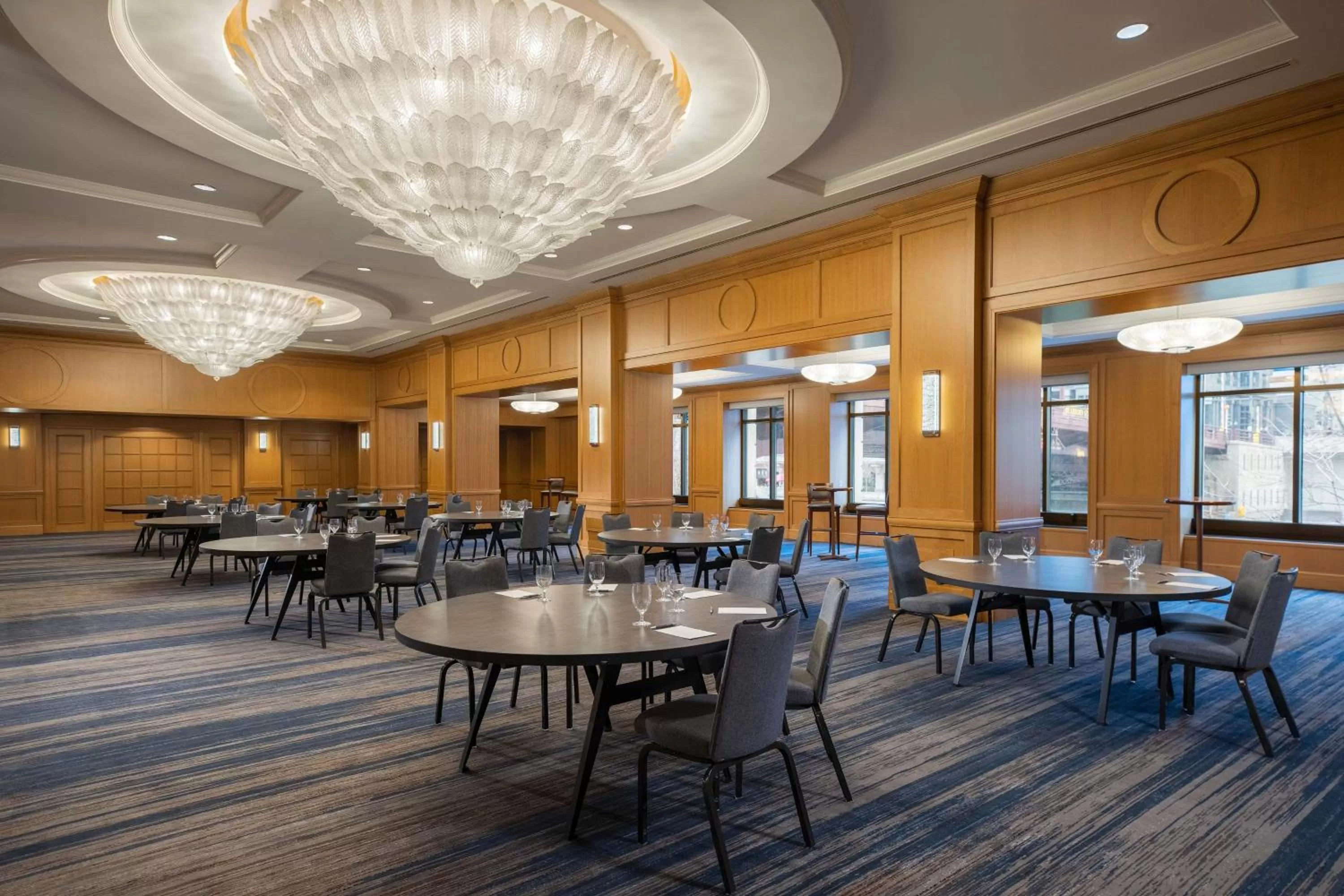 Lounge or bar in The Westin Chicago River North