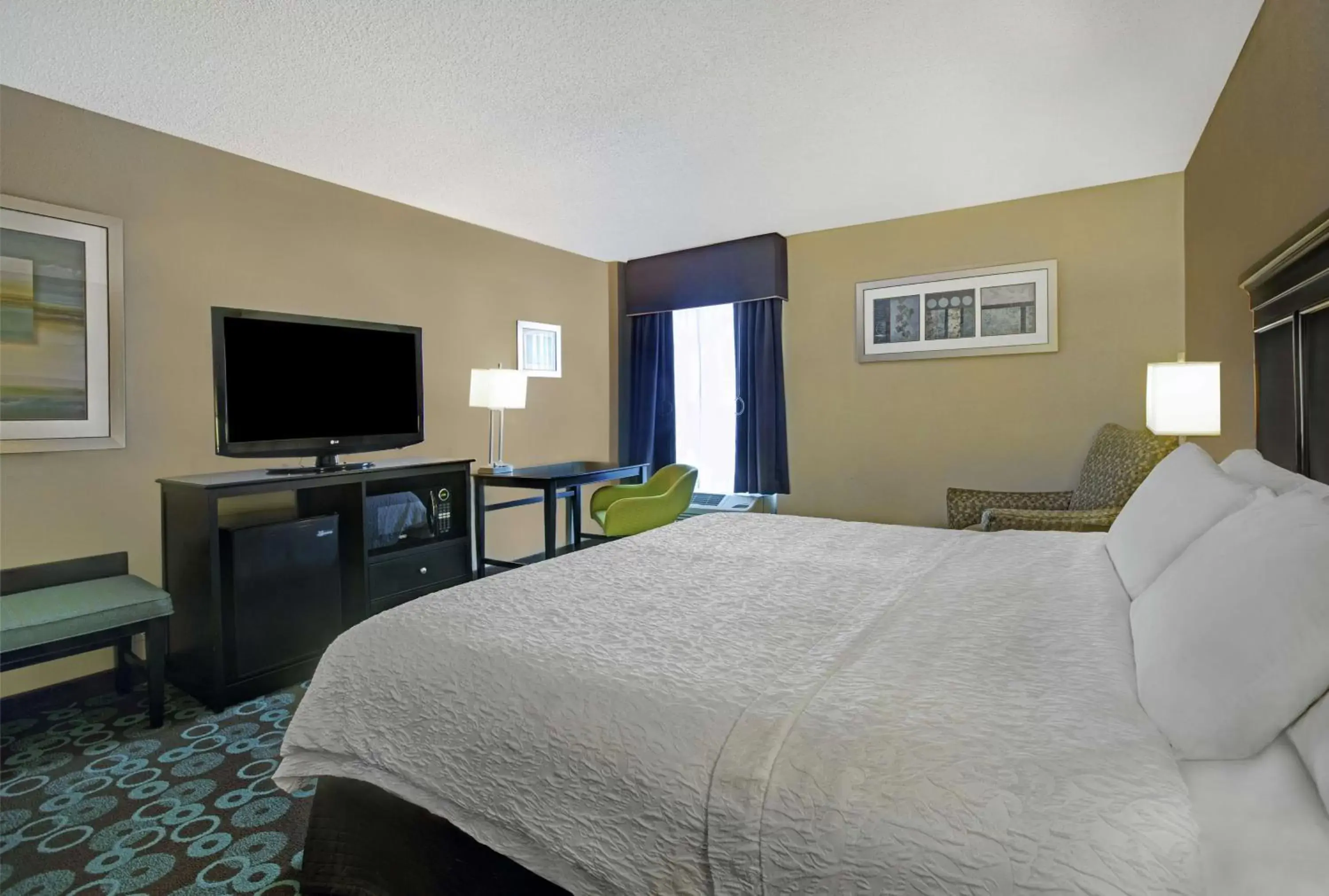 Bedroom, Bed in Hampton Inn Biloxi Beach Boulevard