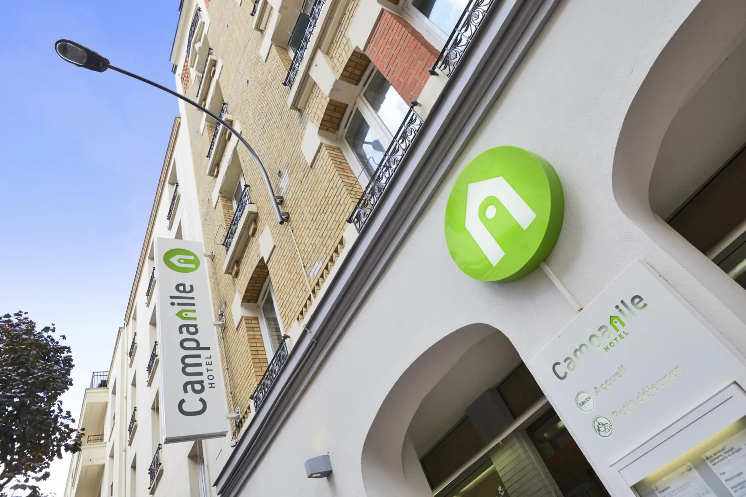 Facade/entrance in Campanile Paris Ouest - Porte de Champerret Levallois Facade/entrance in Campanile Paris Ouest - Porte de Champerret Levallois