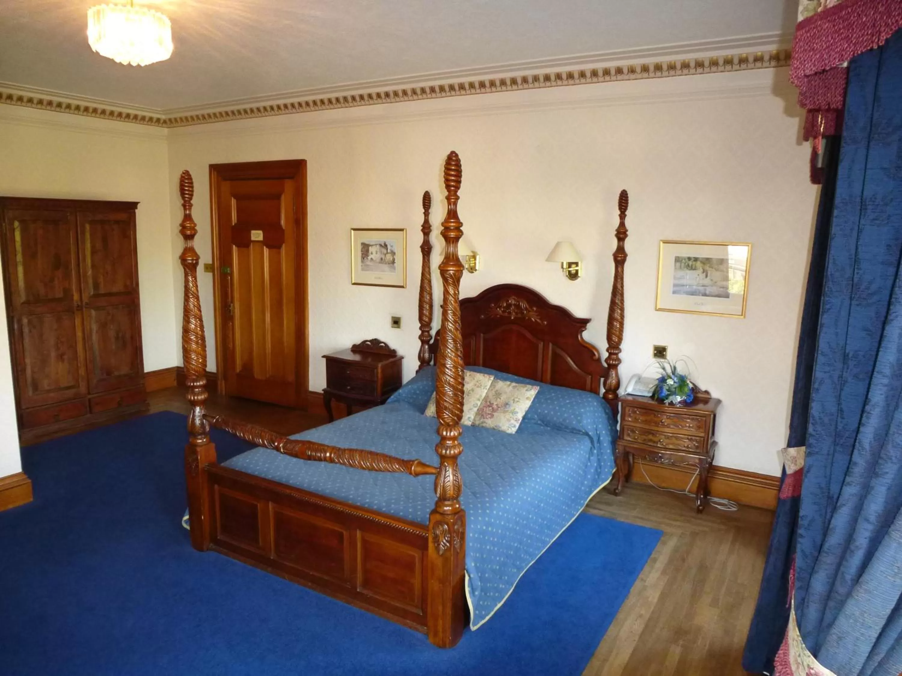 Bed in Somerton House Hotel