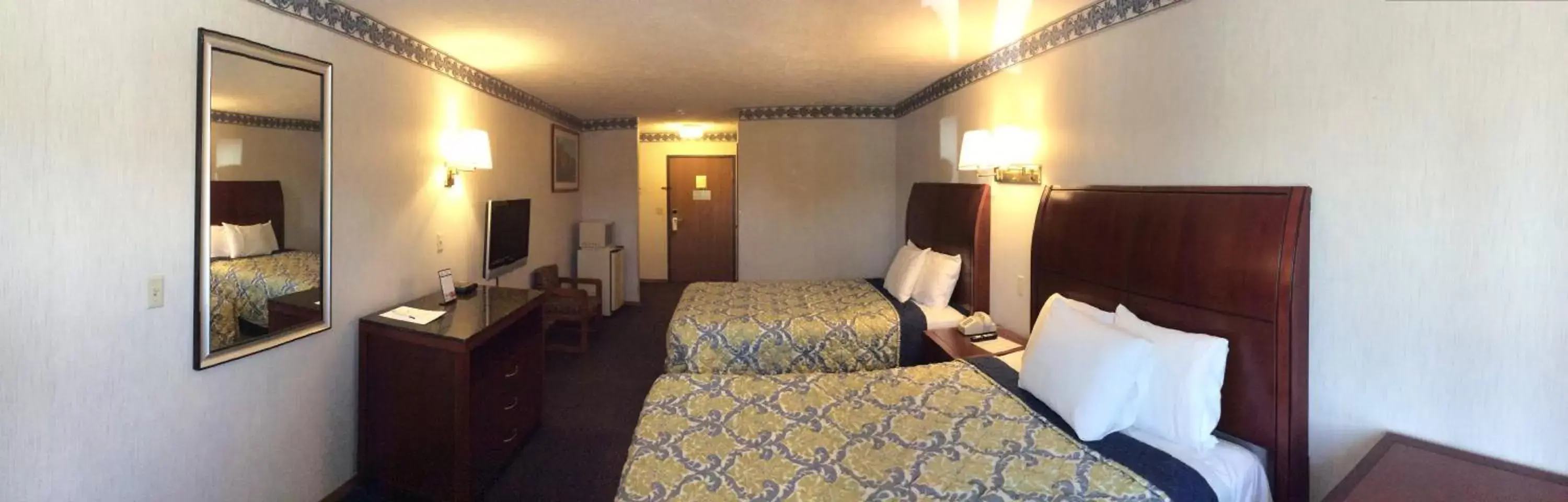 Photo of the whole room, TV/Entertainment Center in Americas Best Value Inn Decatur, IN
