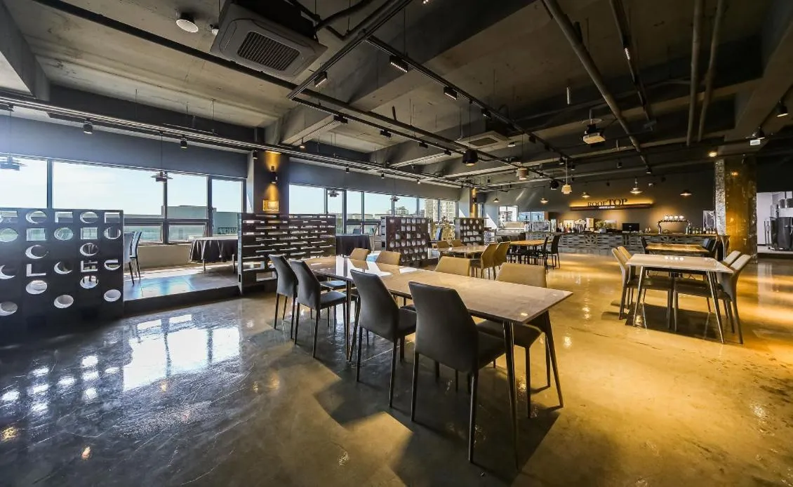 Restaurant/places to eat in CM Park Hotel