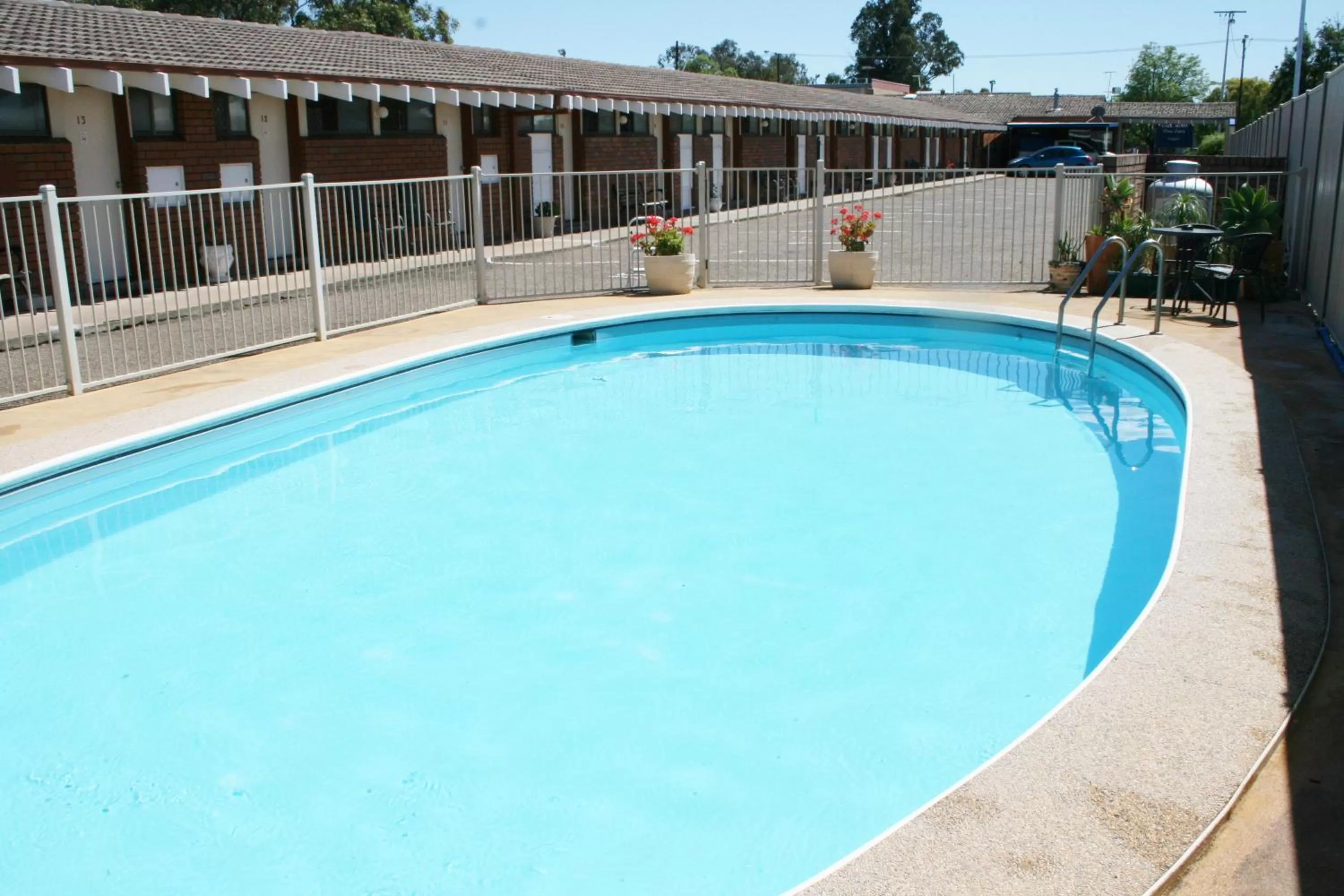 Swimming pool in The Plains Motor Inn