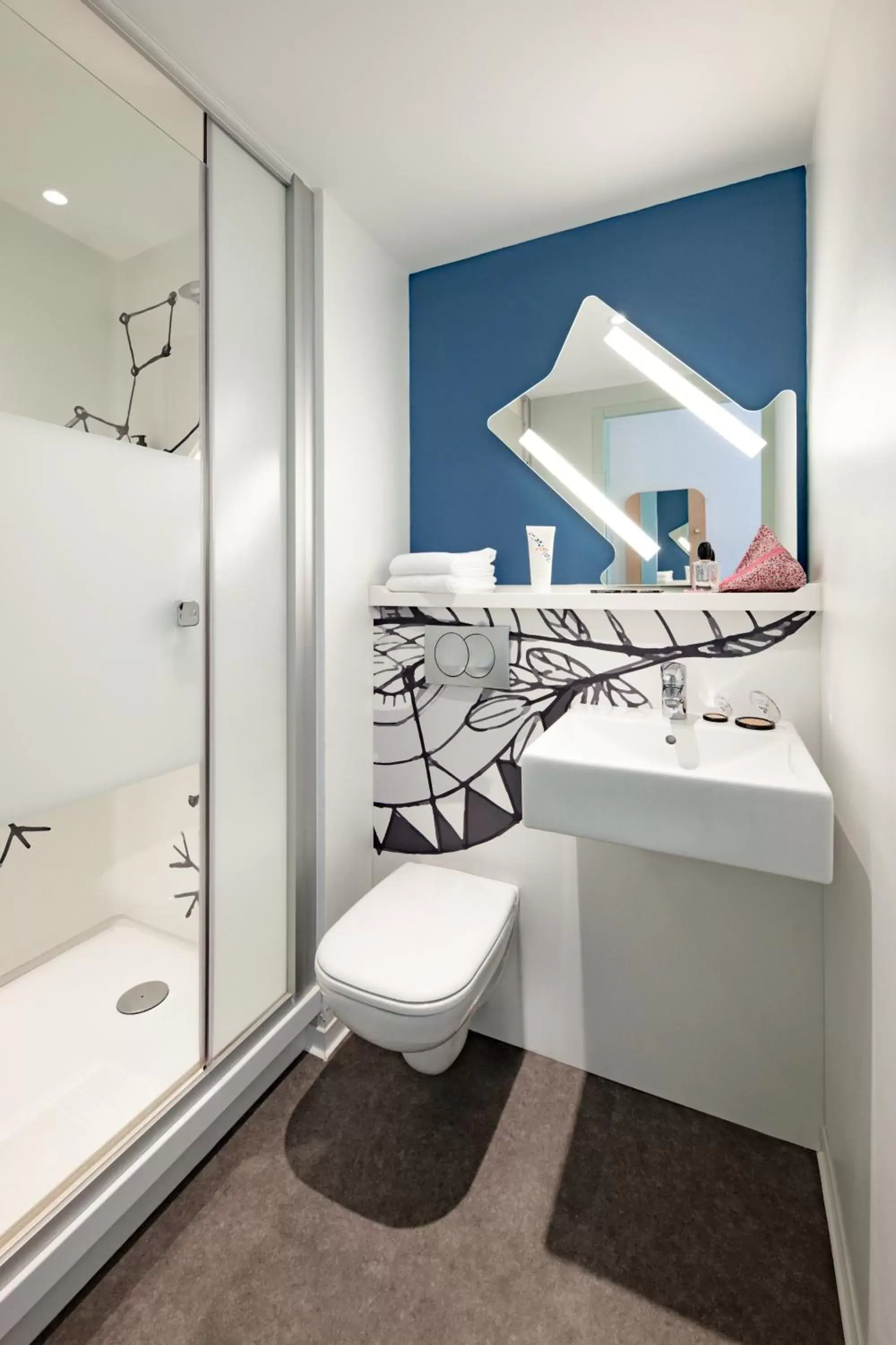 Bathroom in ibis budget Clermont Ferrand Sud