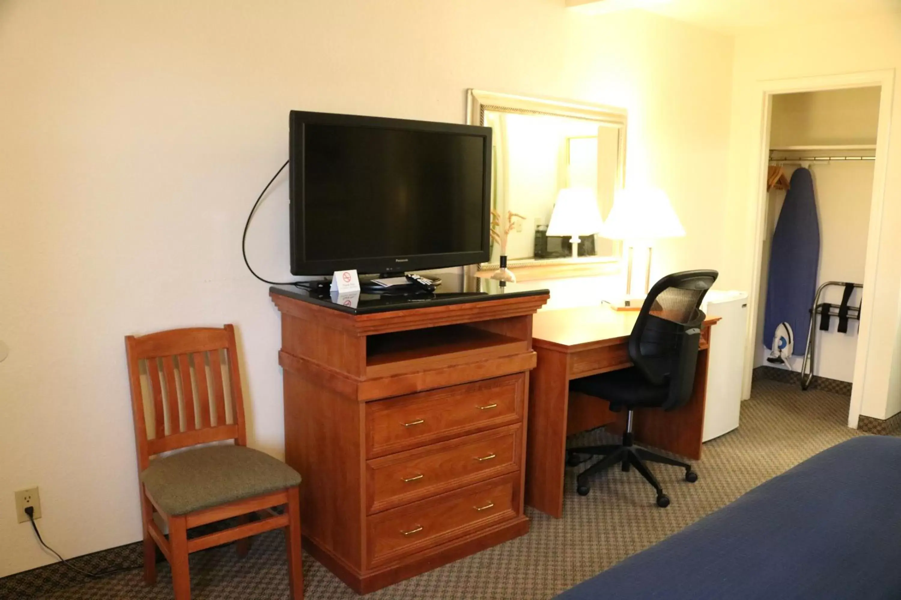 TV and multimedia, TV/Entertainment Center in Travelodge by Wyndham Pendleton OR