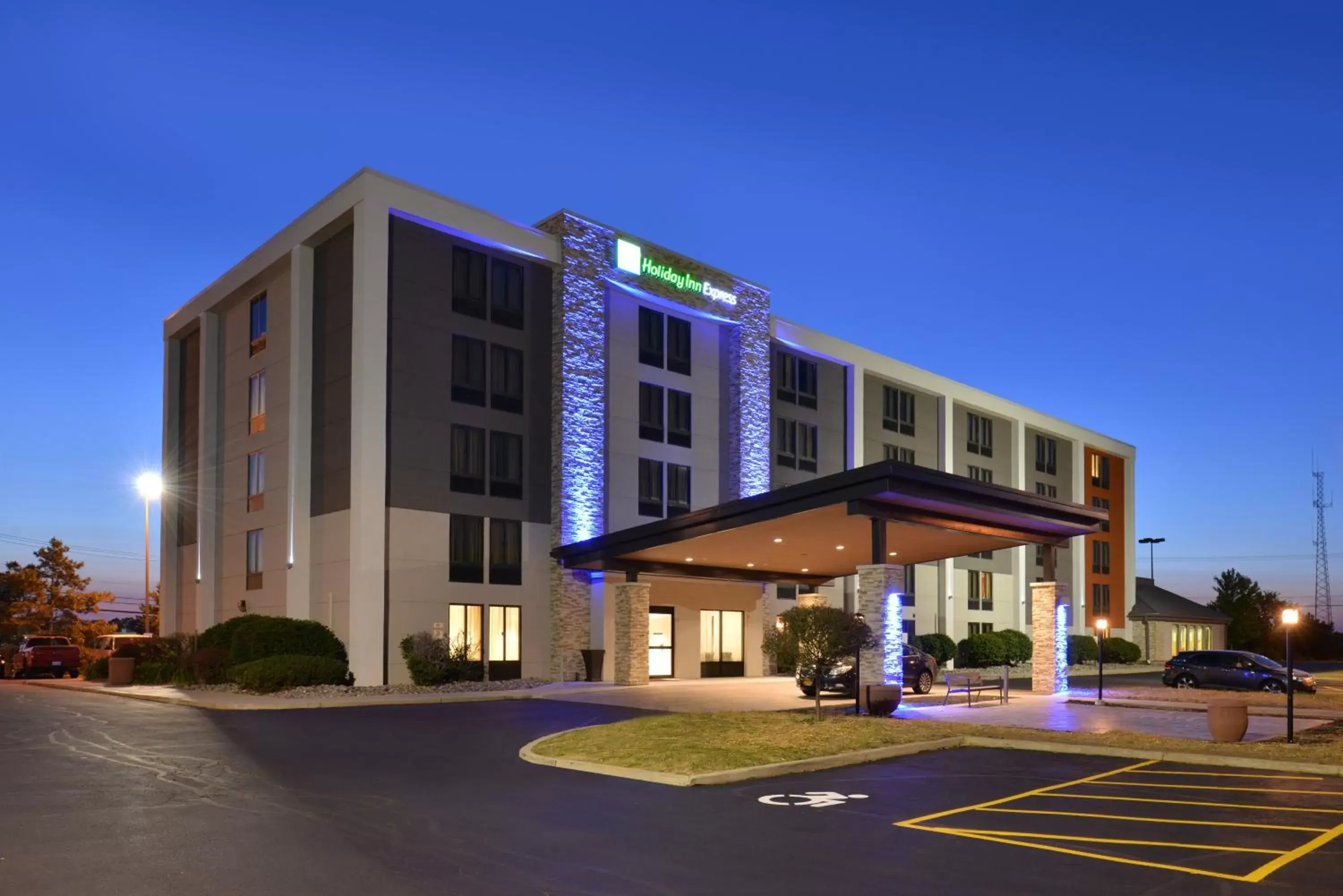 Property building in Holiday Inn Express Rochester - University Area by IHG Property building in Holiday Inn Express Rochester - University Area by IHG