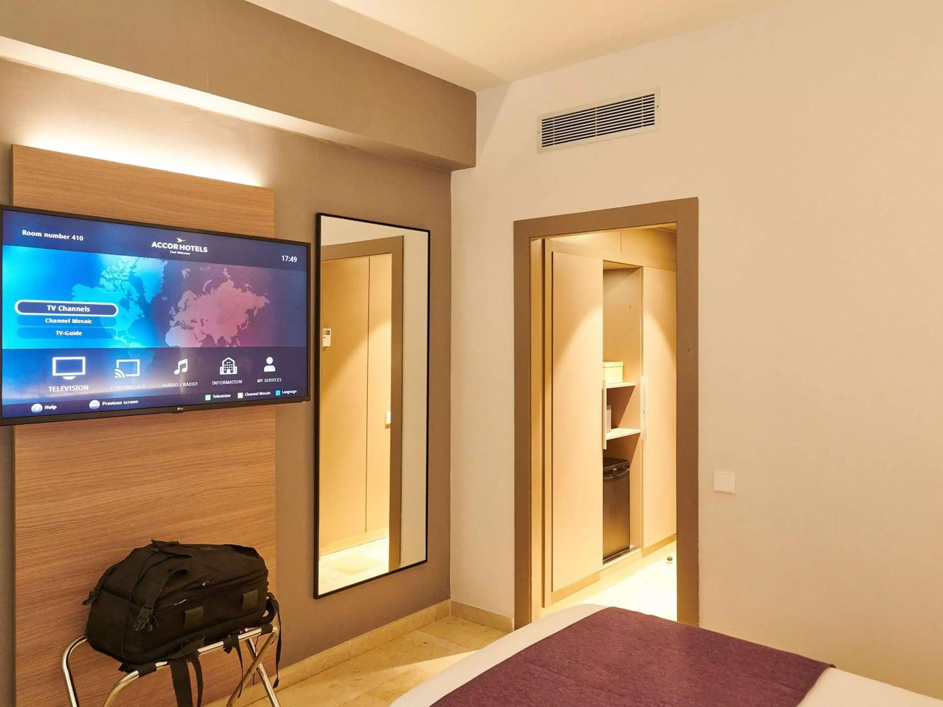 Bedroom, TV/Entertainment Center in Mercure Alberta Barcelona