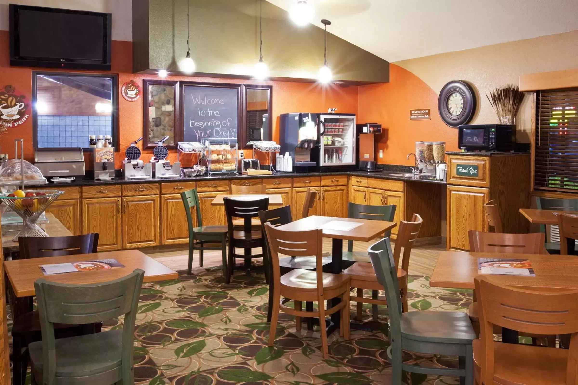 Restaurant/Places to Eat in AmericInn by Wyndham Cedar Falls