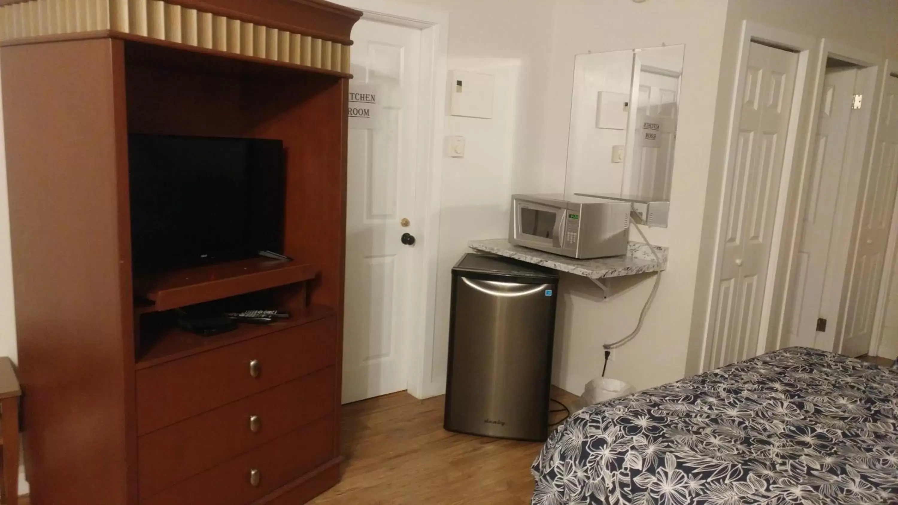 Bedroom, TV/Entertainment Center in Big Rock Motel