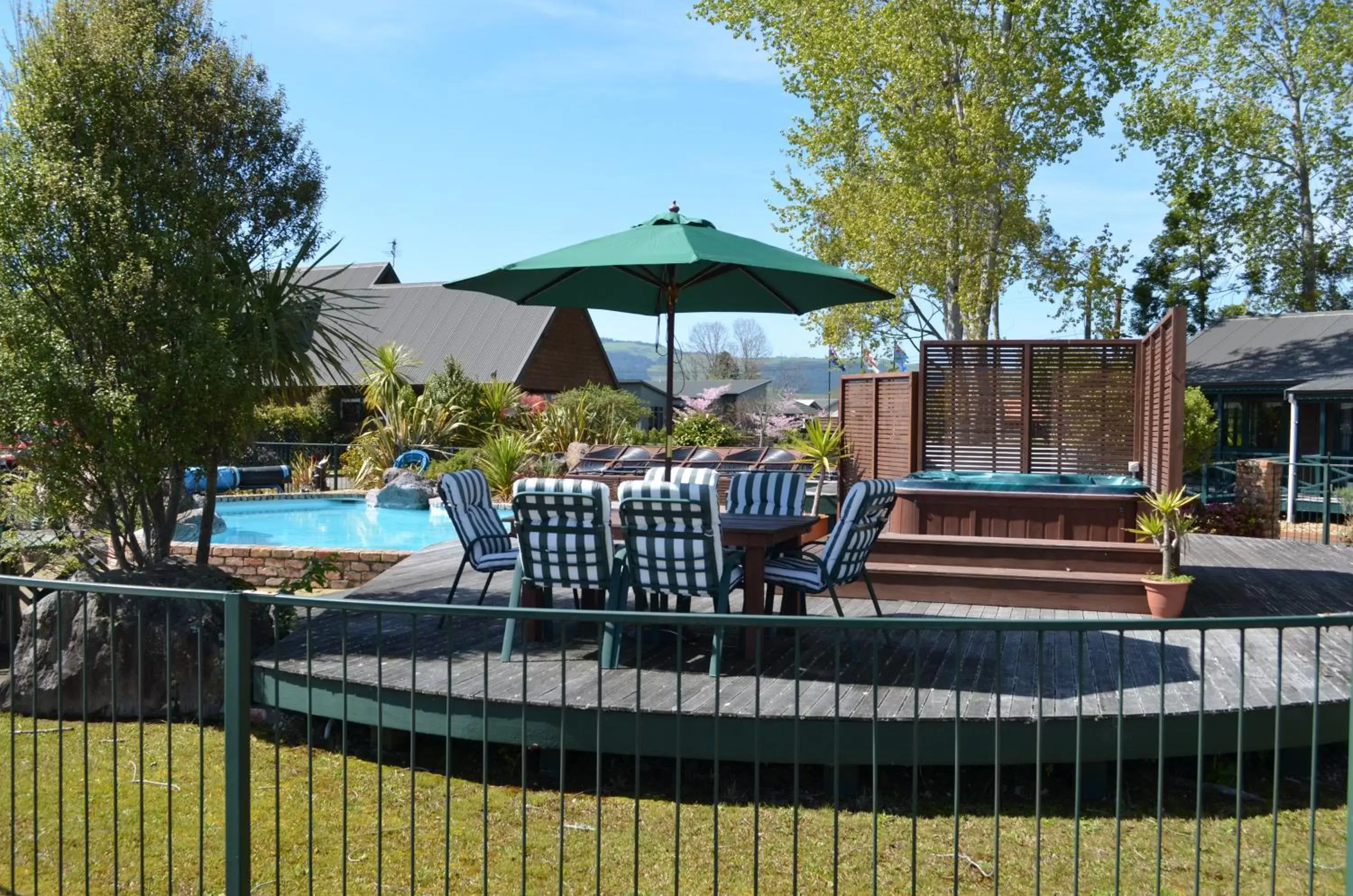 Swimming pool in Cedarwood Lakeside Motel & Conference Venue