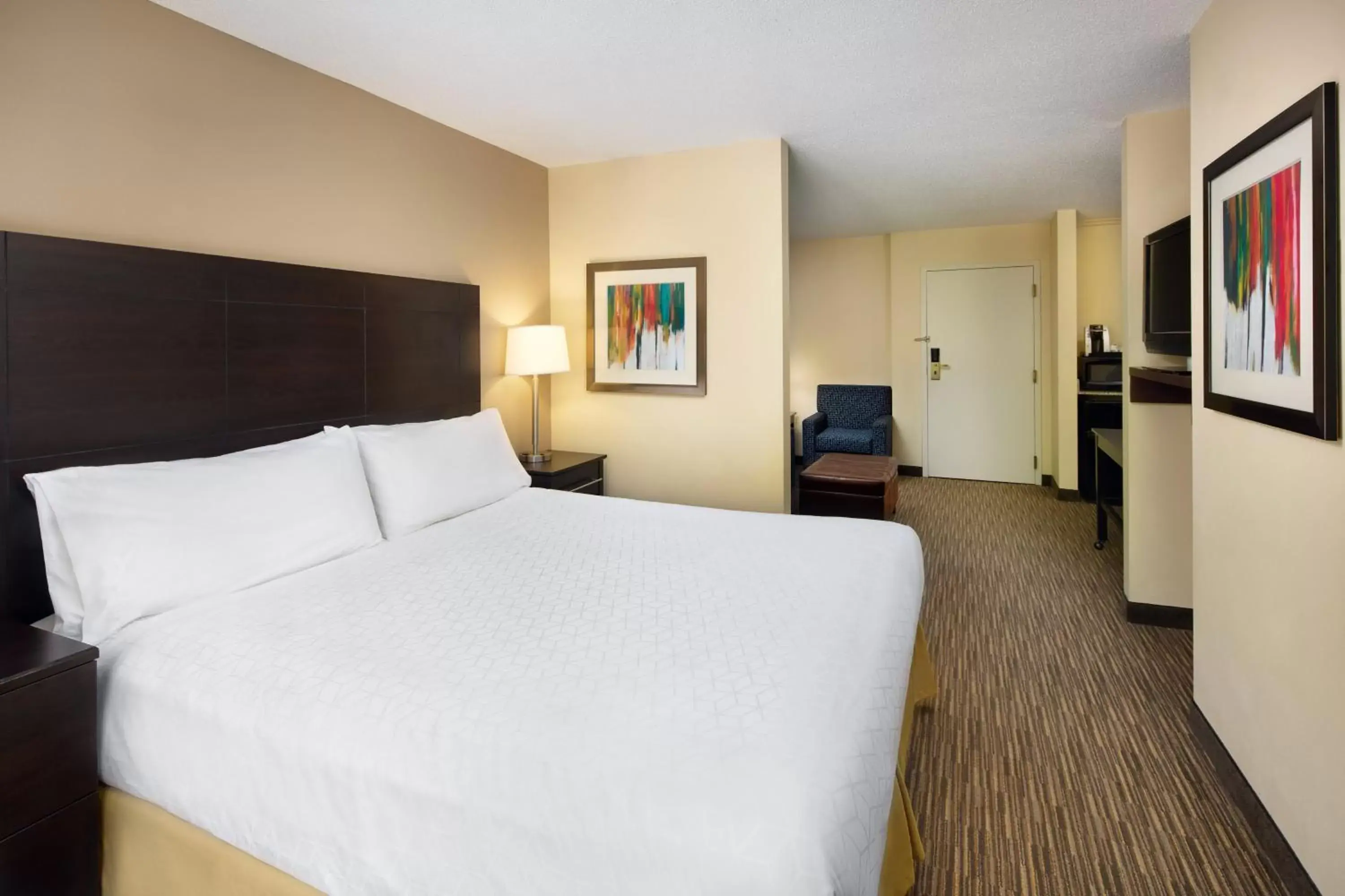 Photo of the whole room, Bed in Holiday Inn Express & Suites Alpharetta, an IHG Hotel