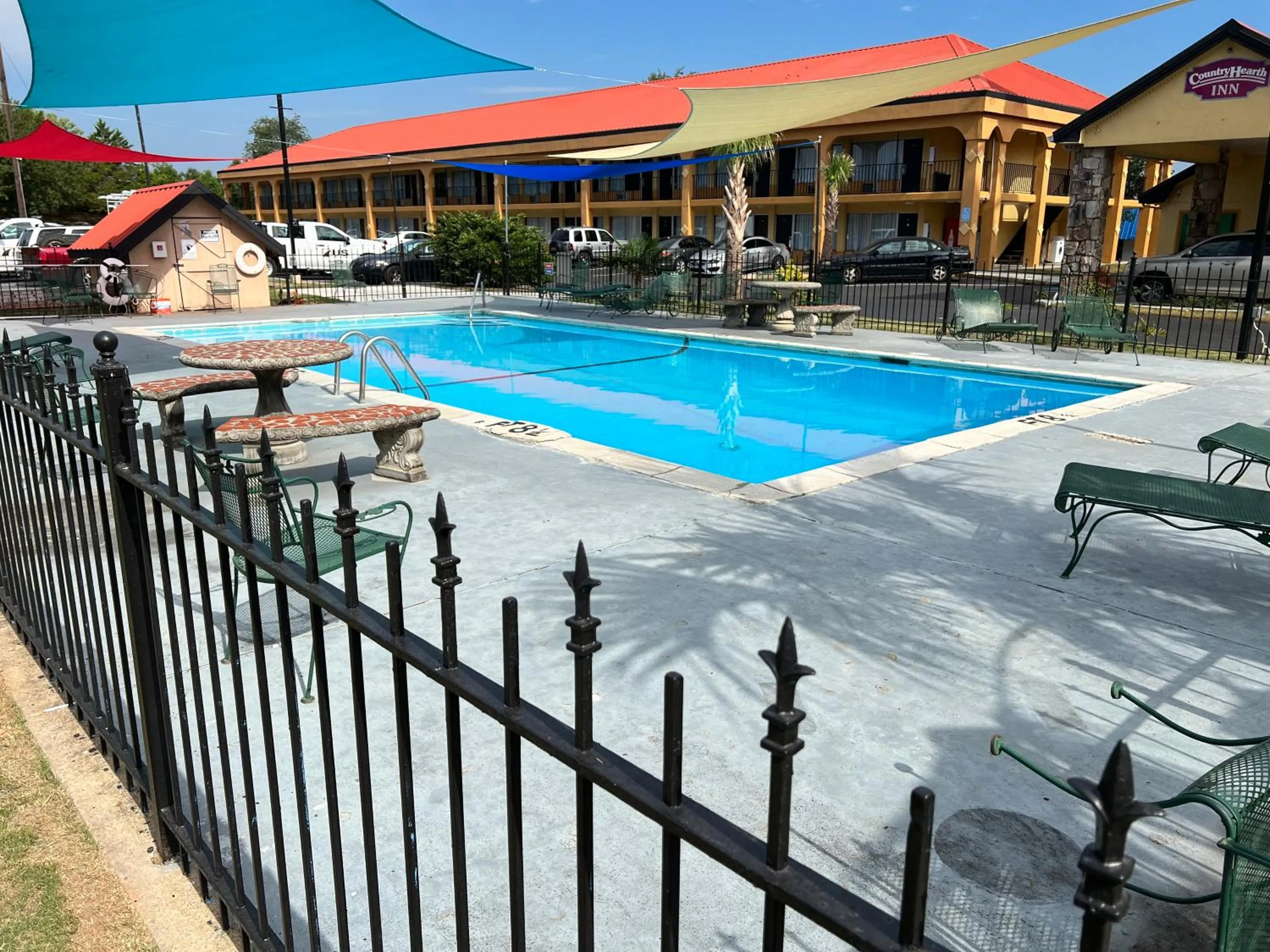 Swimming pool in Country Hearth Inn & Suites Cartersville