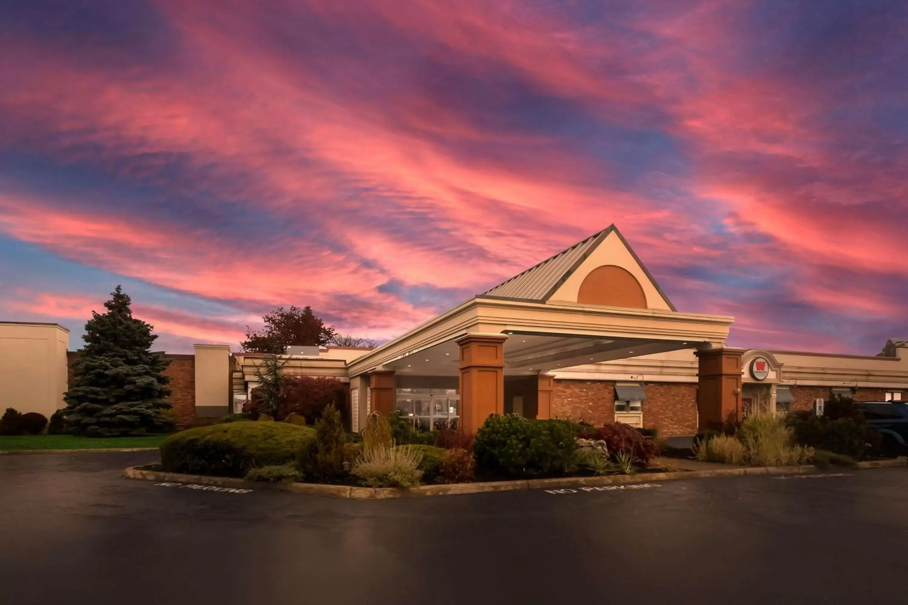 Property Building in Best Western St Catharines Hotel & Conference Centre