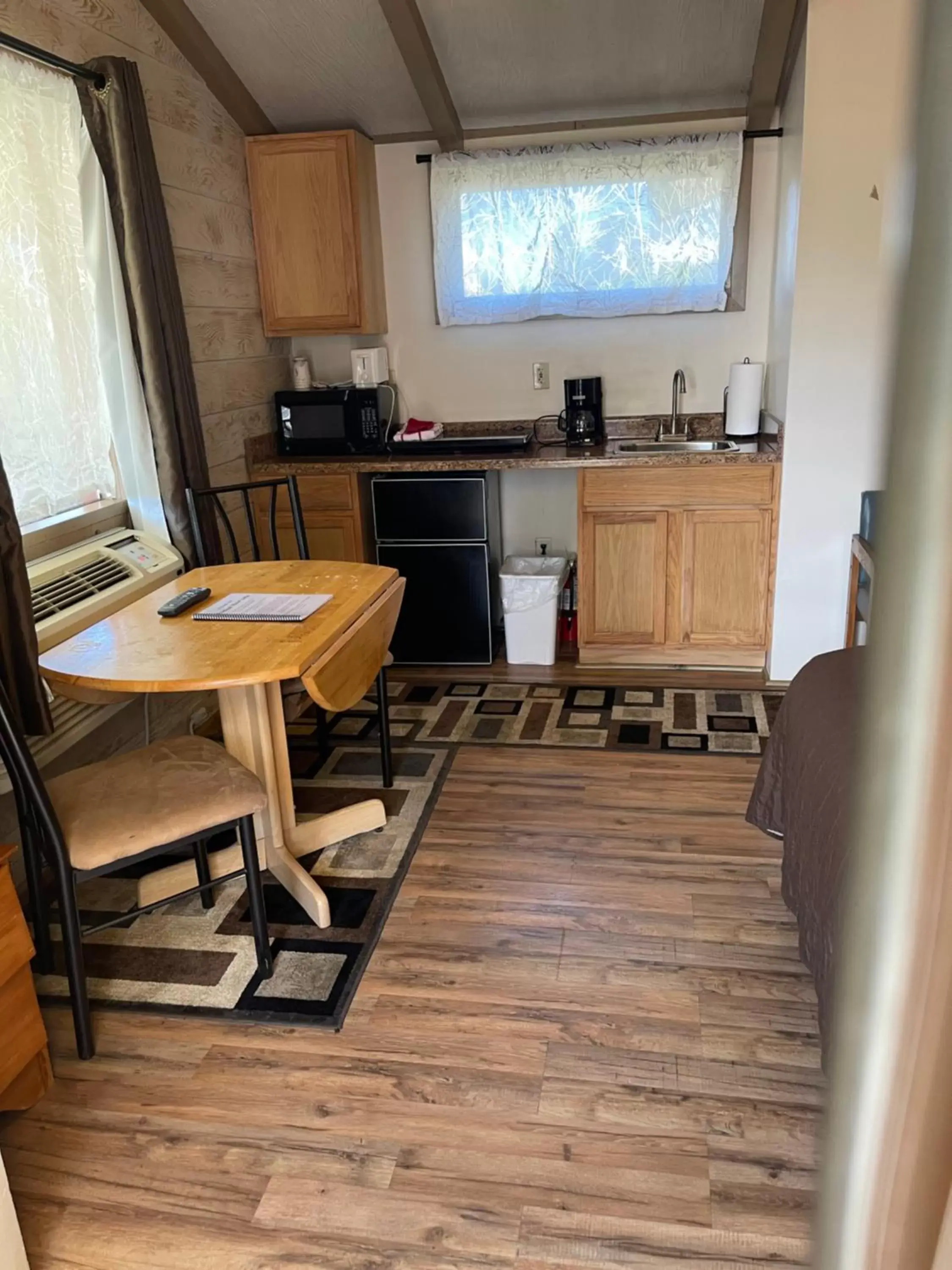 Kitchen/Kitchenette in Woodland Motor Lodge