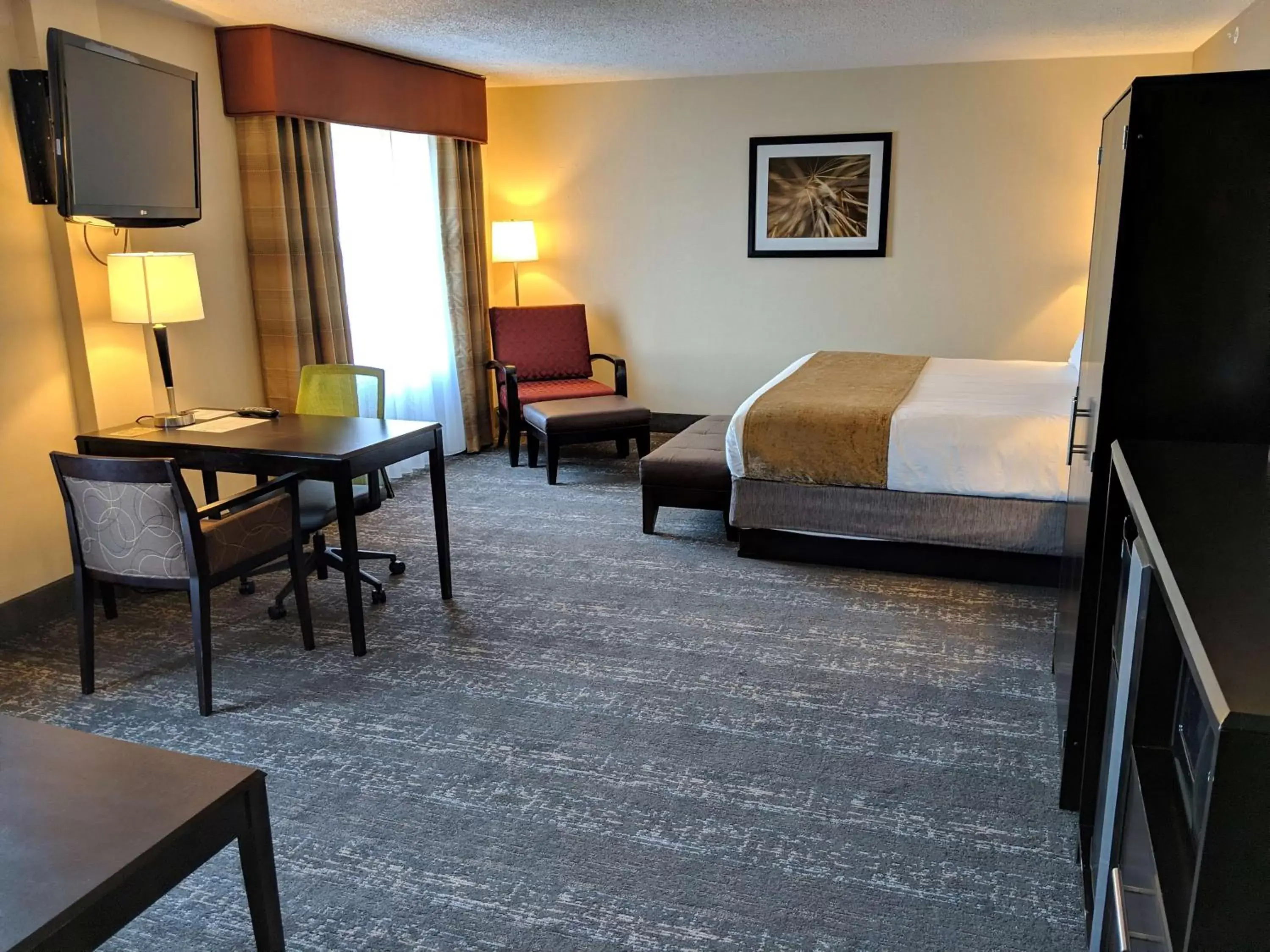 Bed, Seating Area in Best Western Braintree Inn