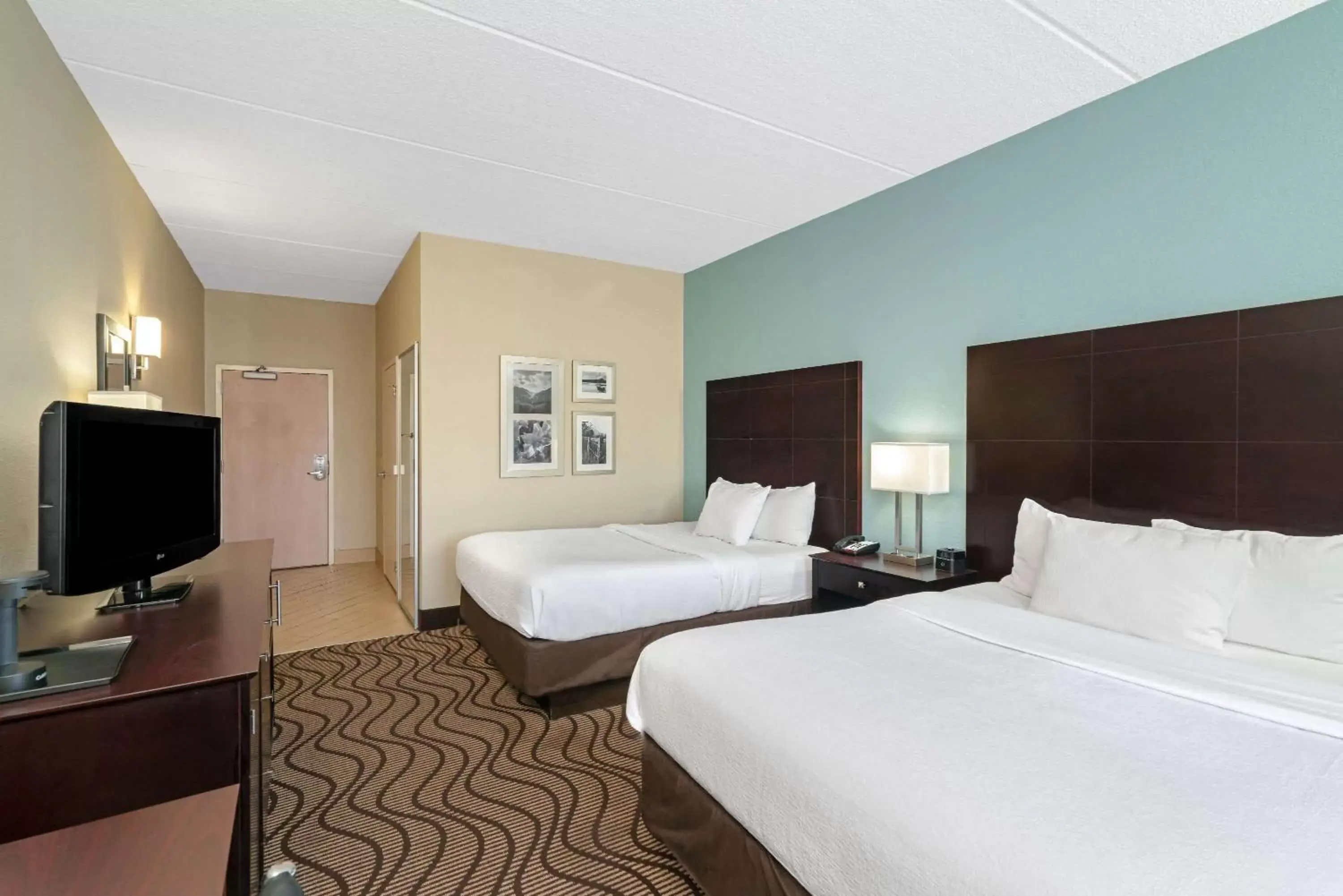Photo of the whole room, Bed in La Quinta by Wyndham Knoxville Airport