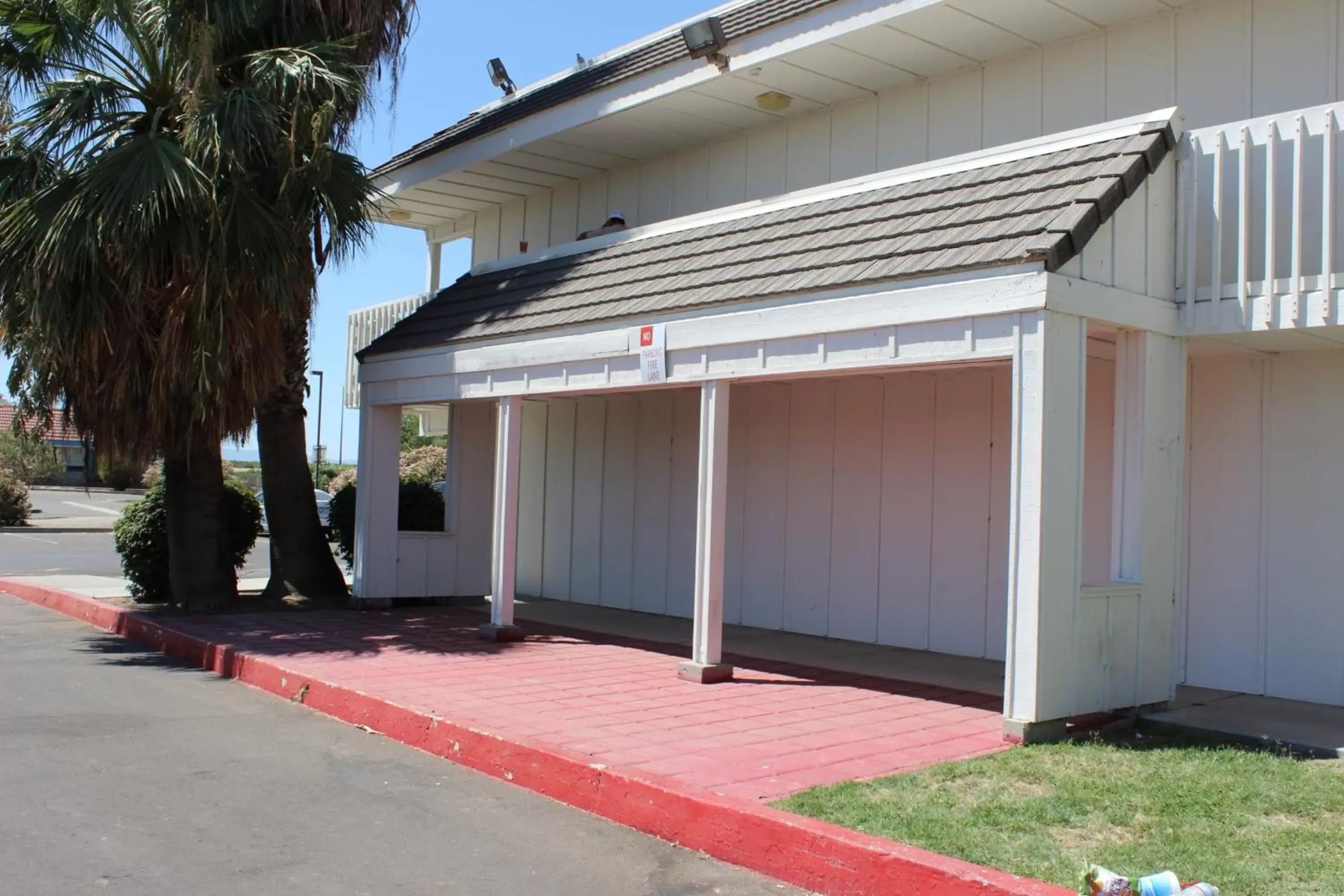 Property building in Motel 6-Coalinga, CA - East Property building in Motel 6-Coalinga, CA - East
