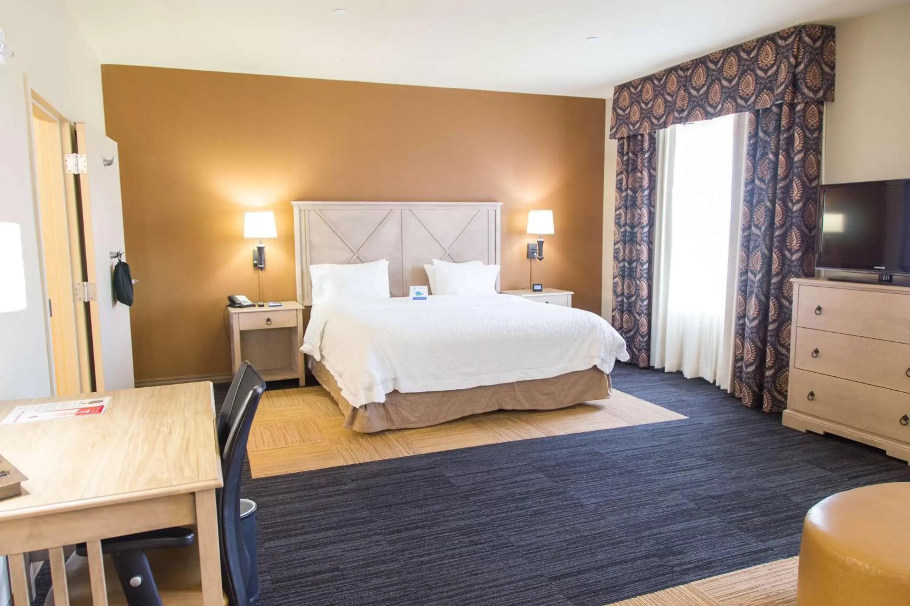 Bedroom, Bed in Hampton Inn & Suites Dodge City