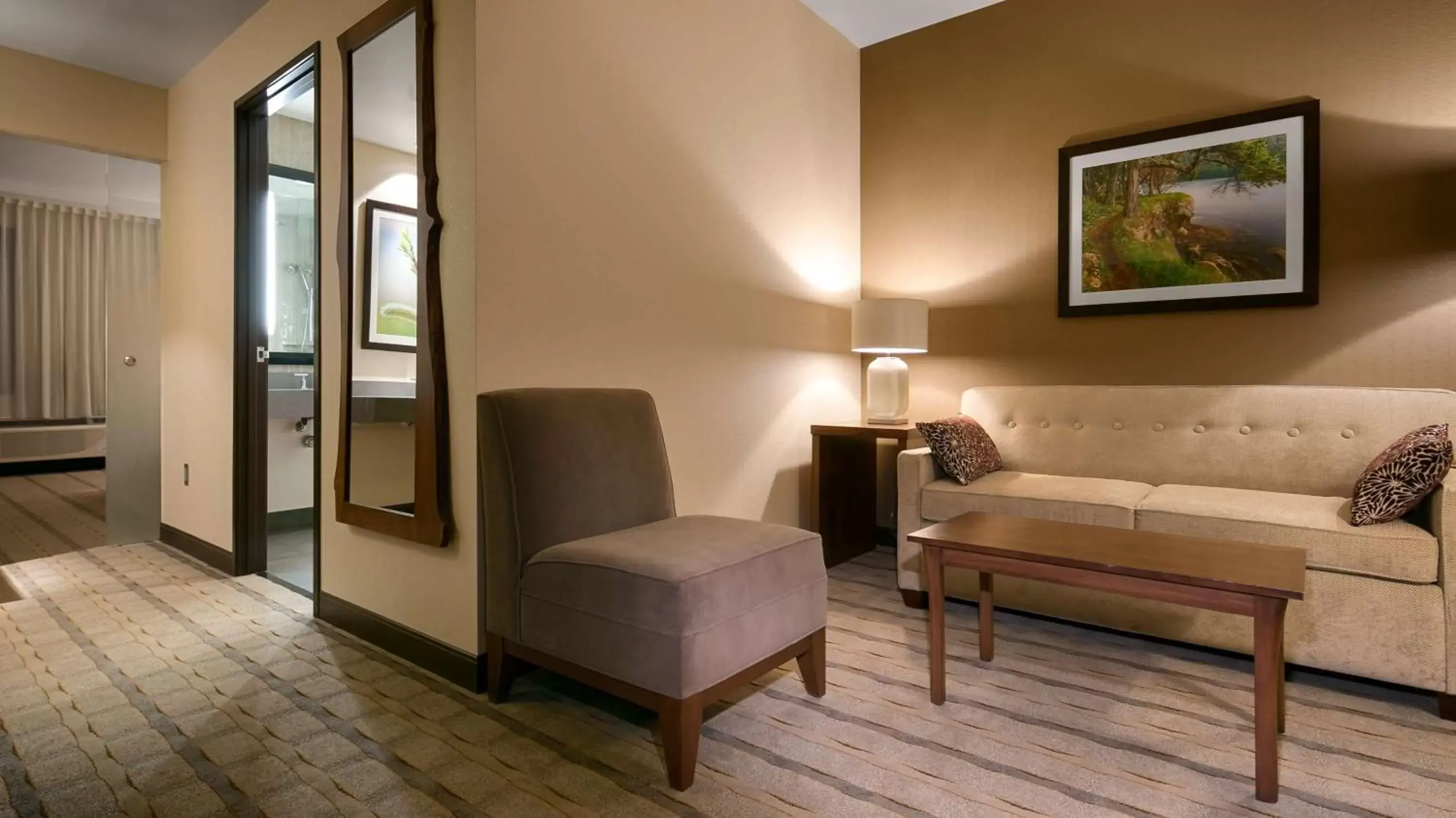 Photo of the whole room, Seating Area in Best Western Premier Boulder Falls Inn