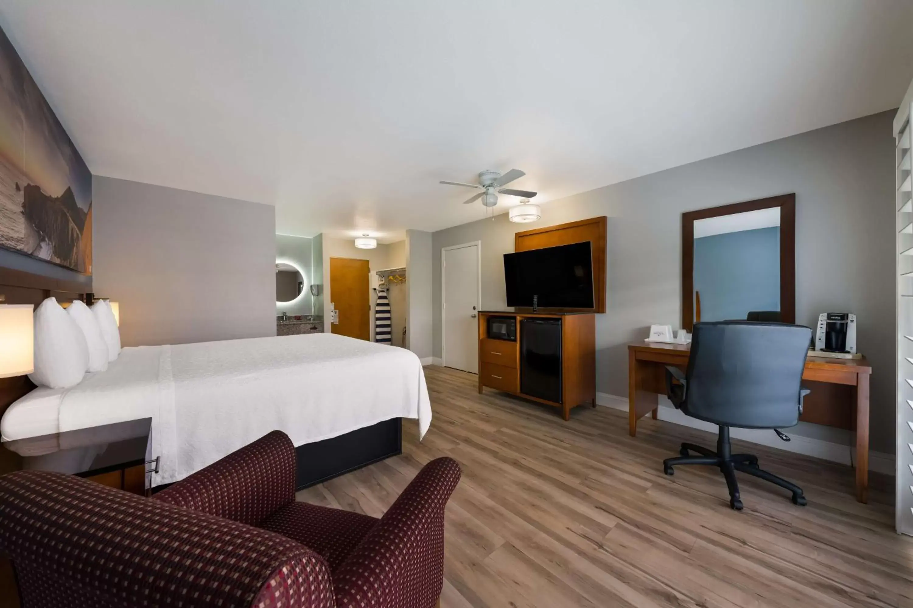 Bedroom, TV/Entertainment Center in Pacific Coast Roadhouse - SureStay Collection by Best Western