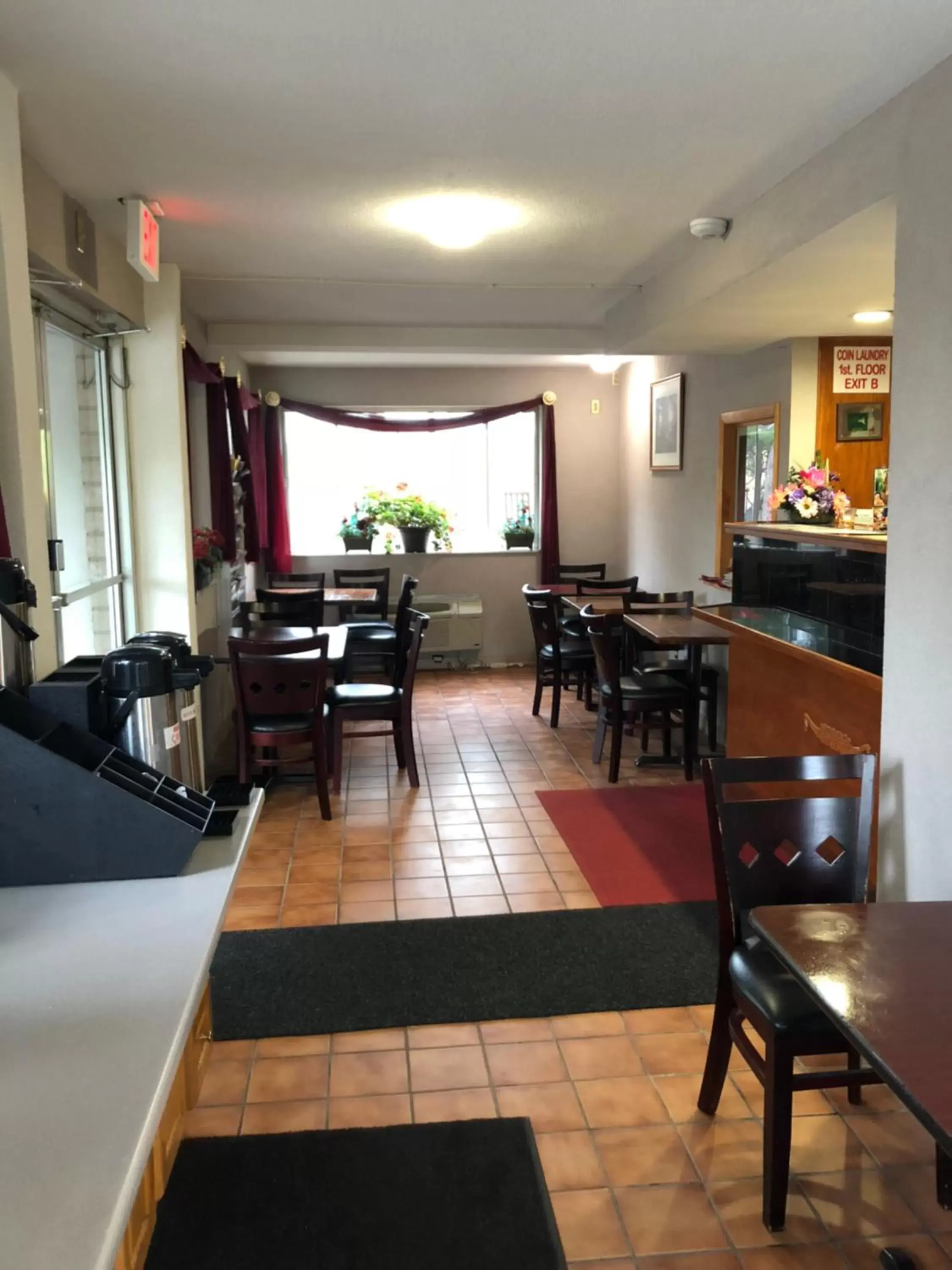 Restaurant/Places to Eat in Latham Inn