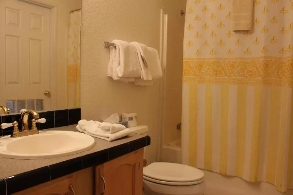 Bathroom in Lakeshore Lodge