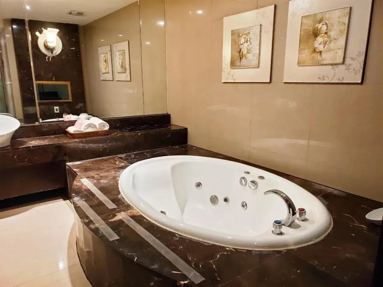 Bath, Bathroom in Discovery Motel - Nangang