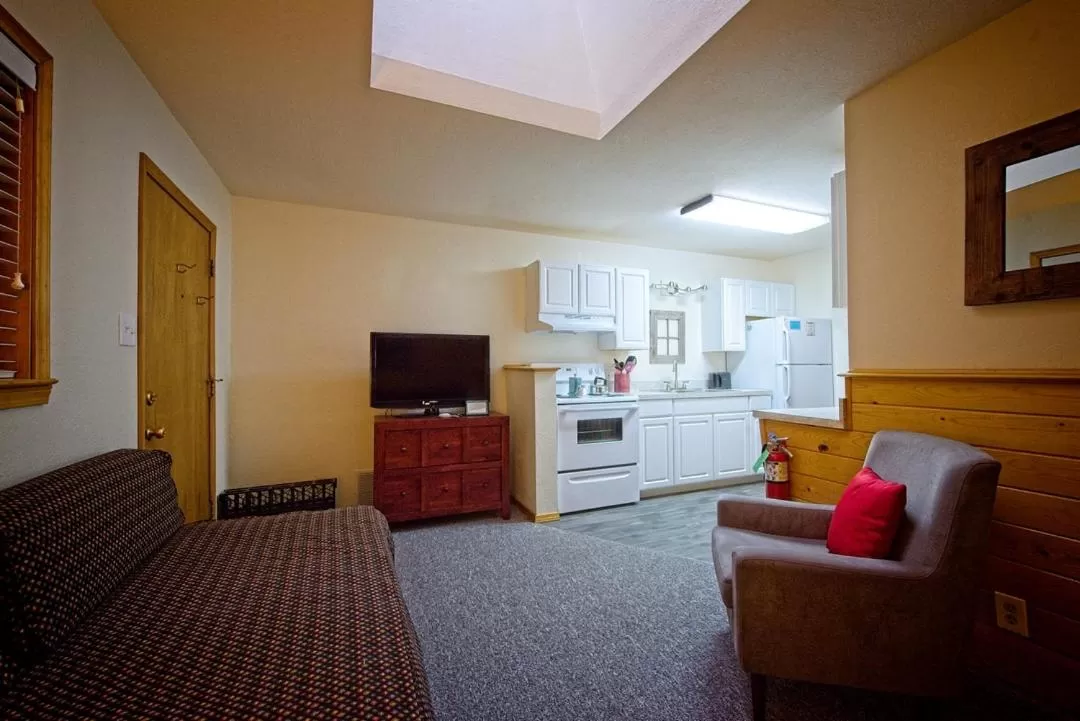 Kitchen or kitchenette, Seating Area in Sitzmark Sports Lodge