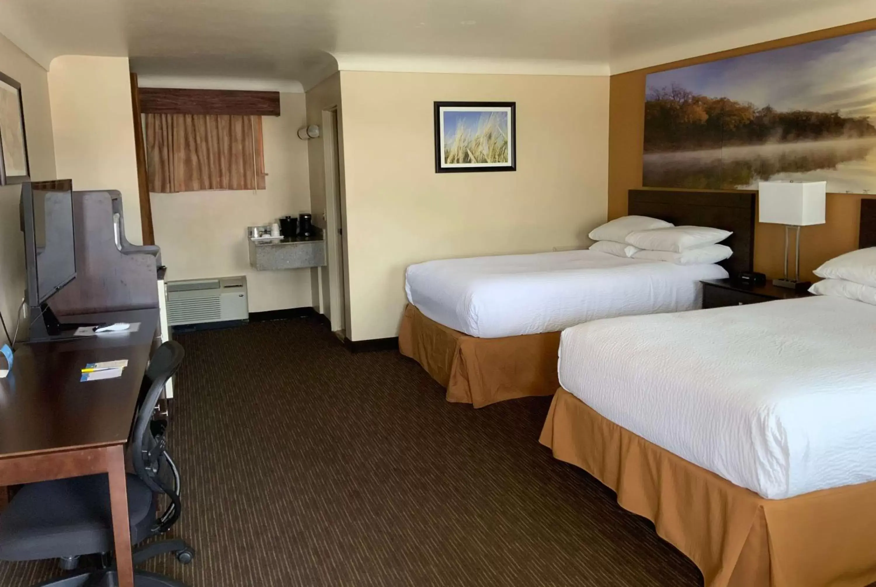 Photo of the whole room, Bed in Days Inn by Wyndham Wauseon