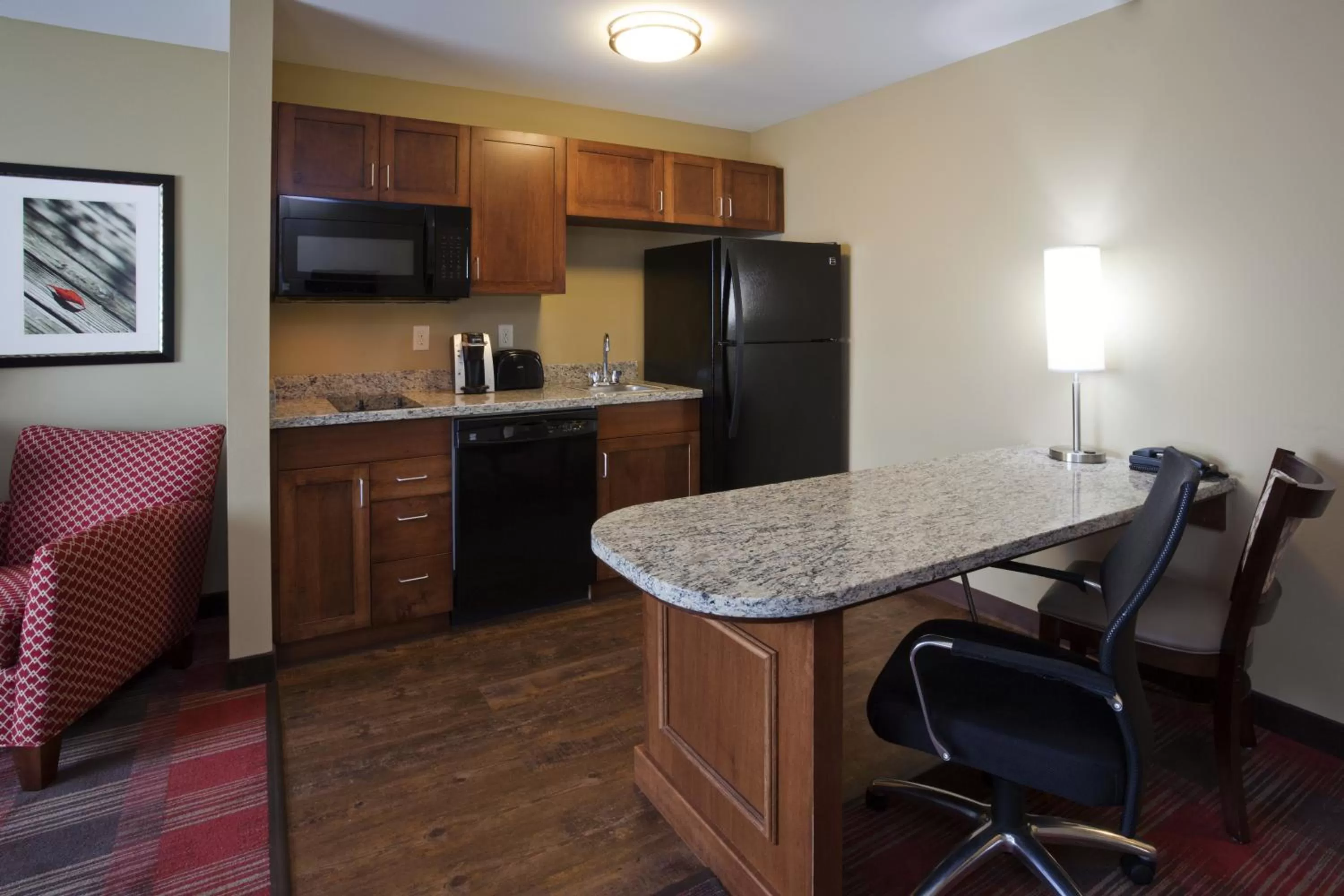 Kitchen or kitchenette in Gateway Park Hotel and Suites - Sioux Falls -Tea