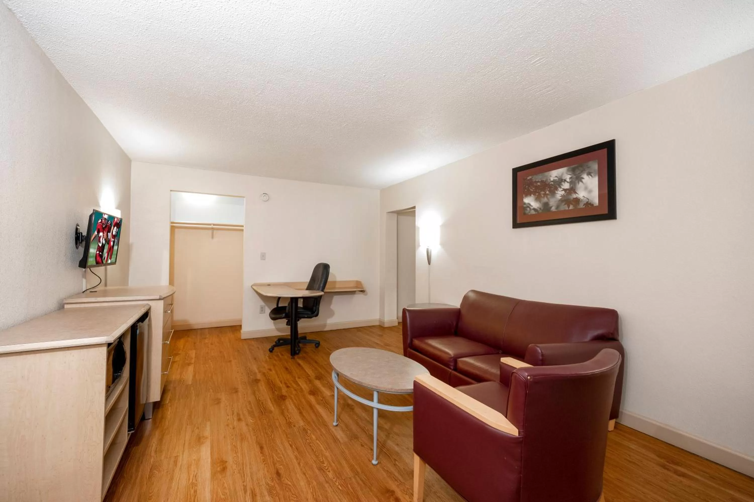 Photo of the whole room, Seating Area in Red Roof Inn & Suites Wytheville